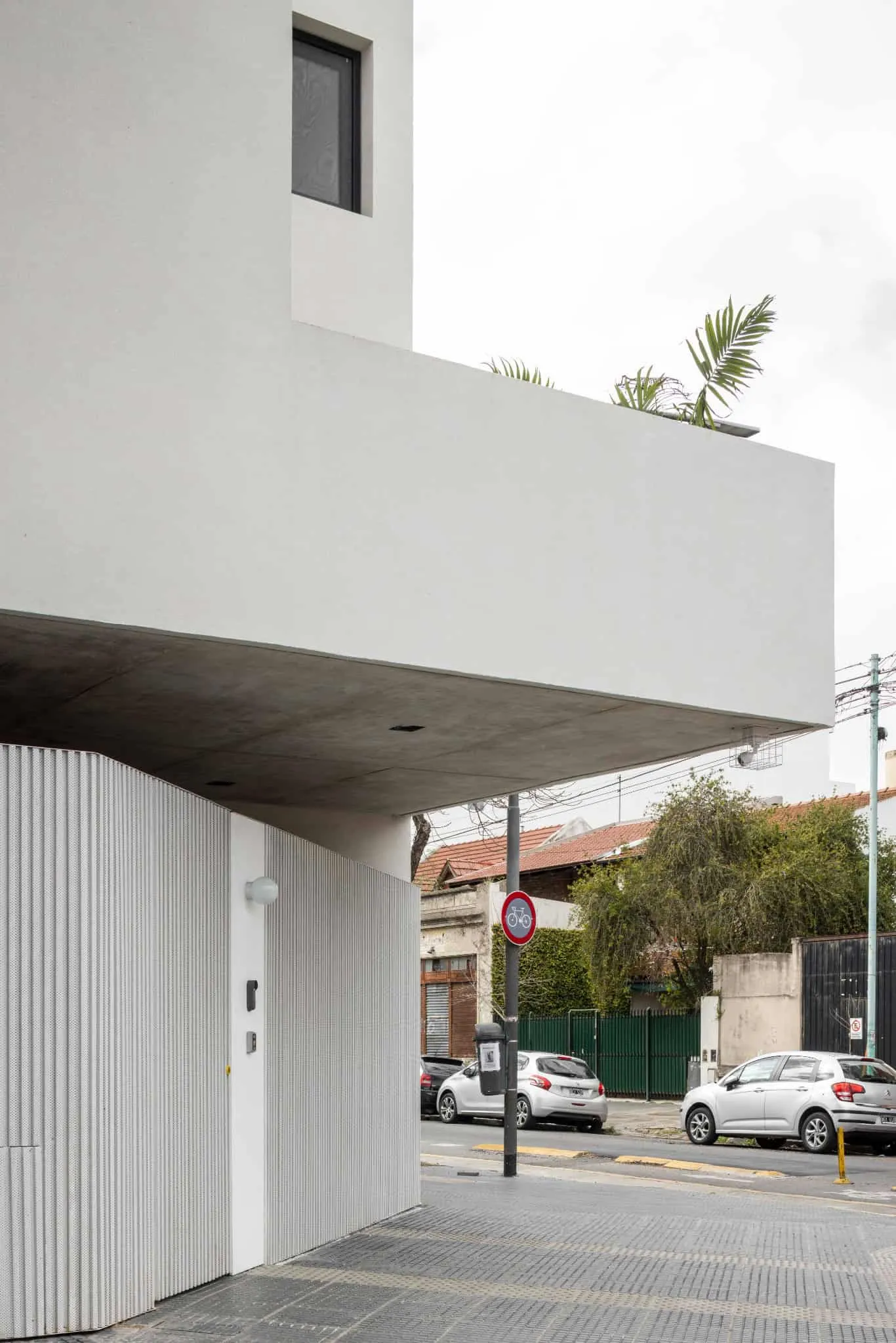 OADD Arquitectos设计的曼努埃拉·佩德拉斯住宅——悬挑阳台俯视图，乌尔基萨区，布宜诺斯艾利斯