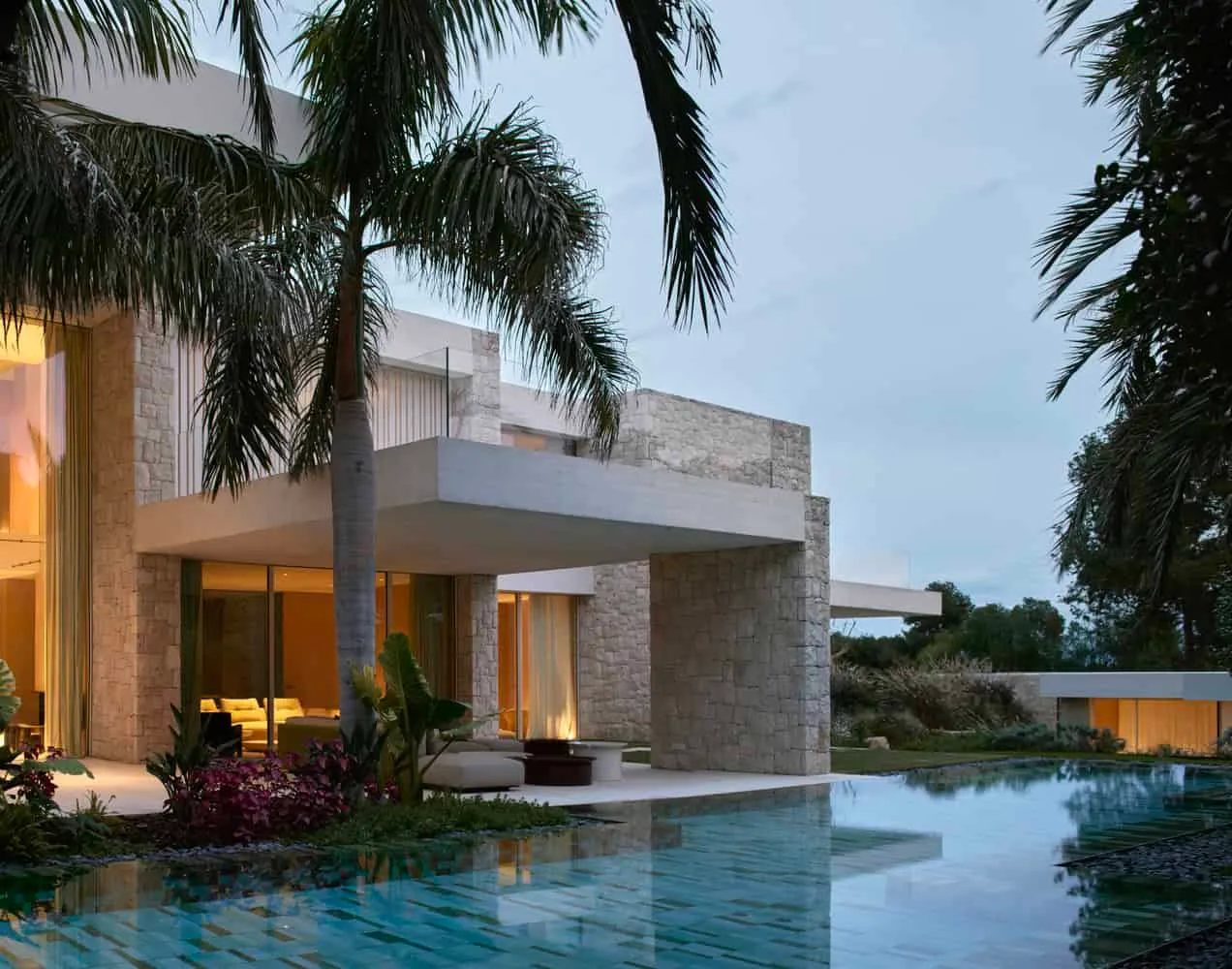 拉莫恩·埃斯特韦工作室的雅卡兰达之家——夜晚反射泳池立面，瓦伦西亚，西班牙