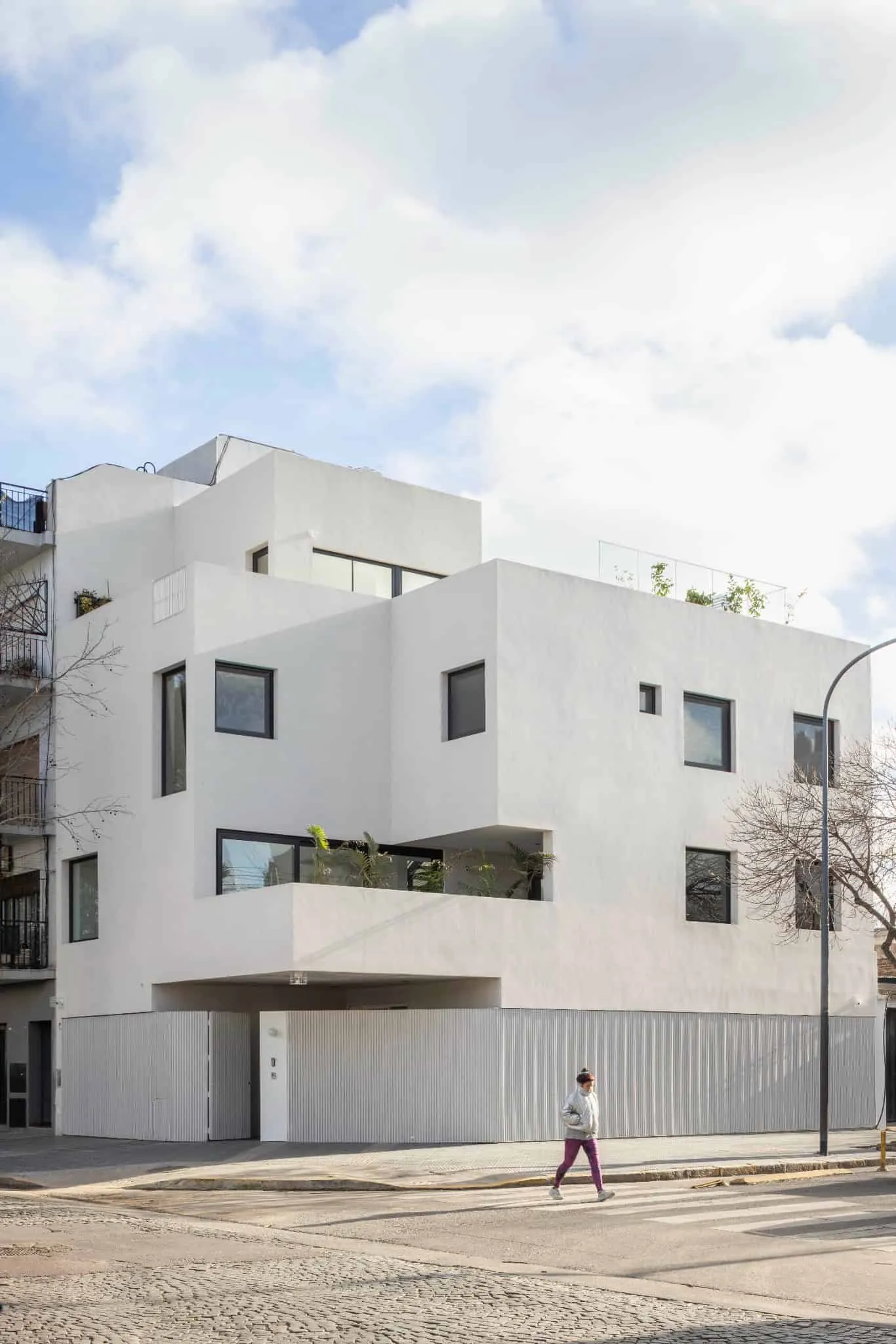 OADD Arquitectos设计的曼努埃拉·佩德拉斯住宅——倾斜立面，乌尔基萨区，布宜诺斯艾利斯