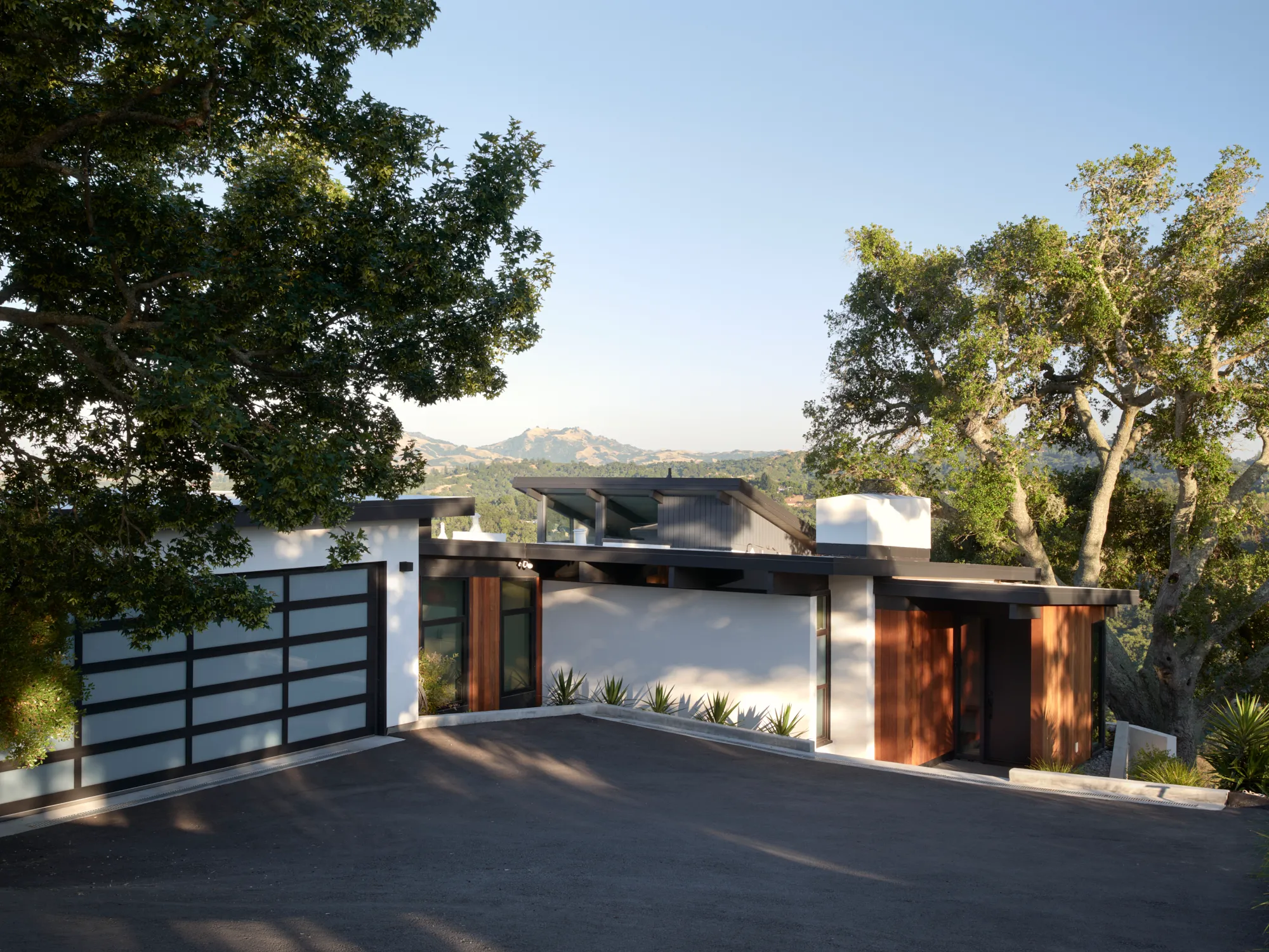 Klopf Architecture翻新mid-century现代风格住宅——带车库的立面，奥林达，美国