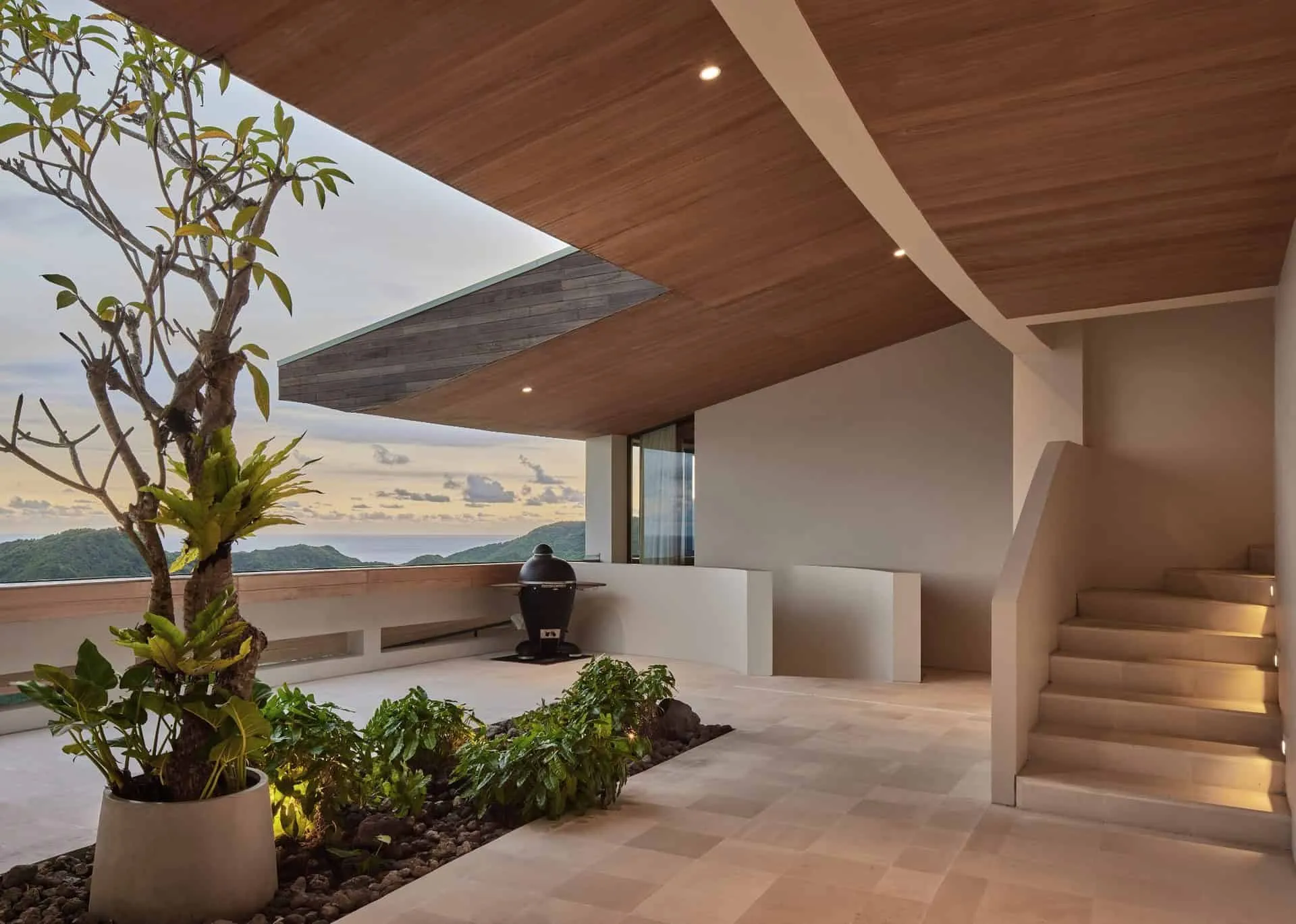 Тераса саду вілли Боже за Алексисом Дорнієром на заході сонця, Ломбок, Індонезія