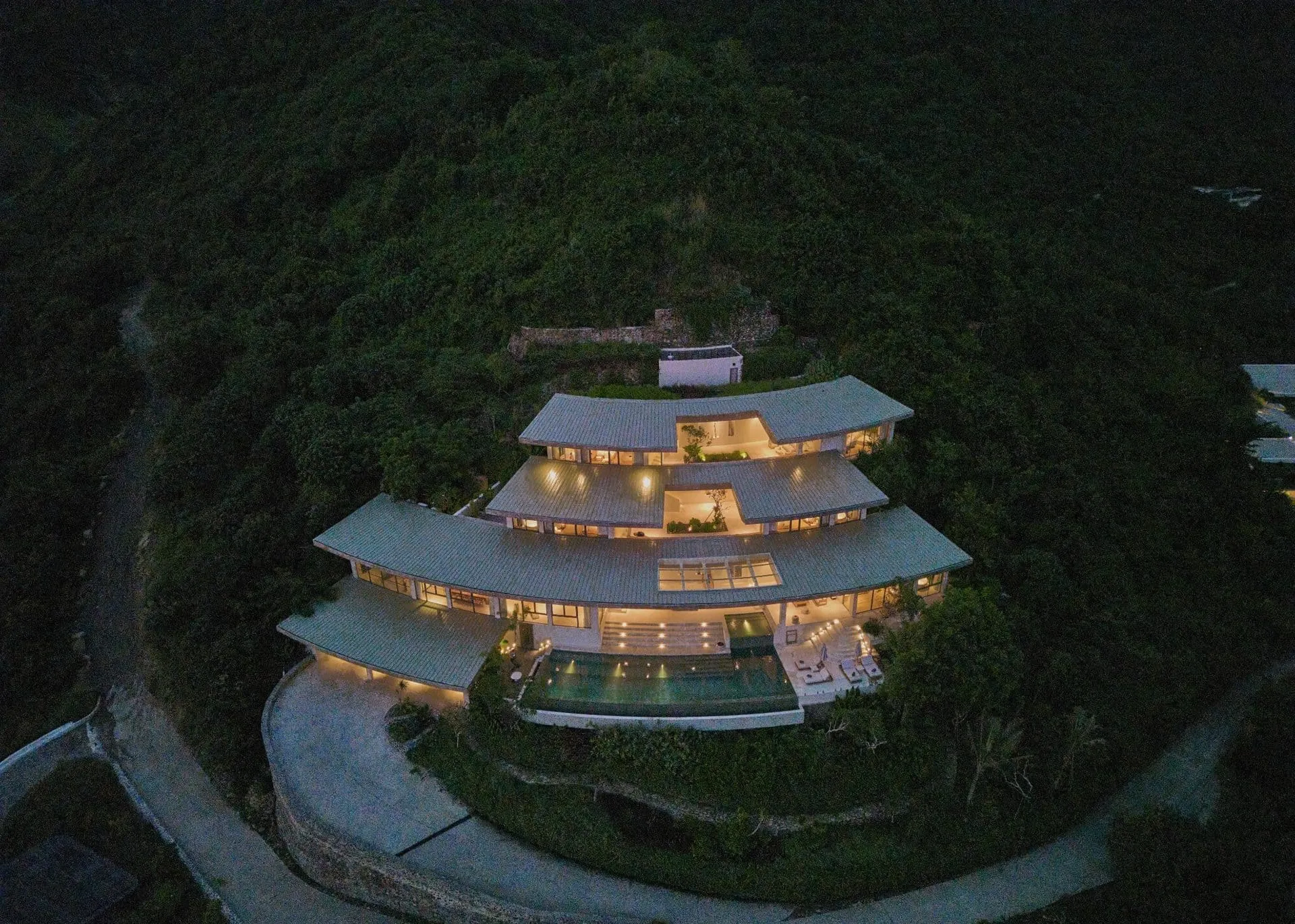 Вид на віллу Боже вночі за Алексисом Дорнієром, Ломбок, Індонезія