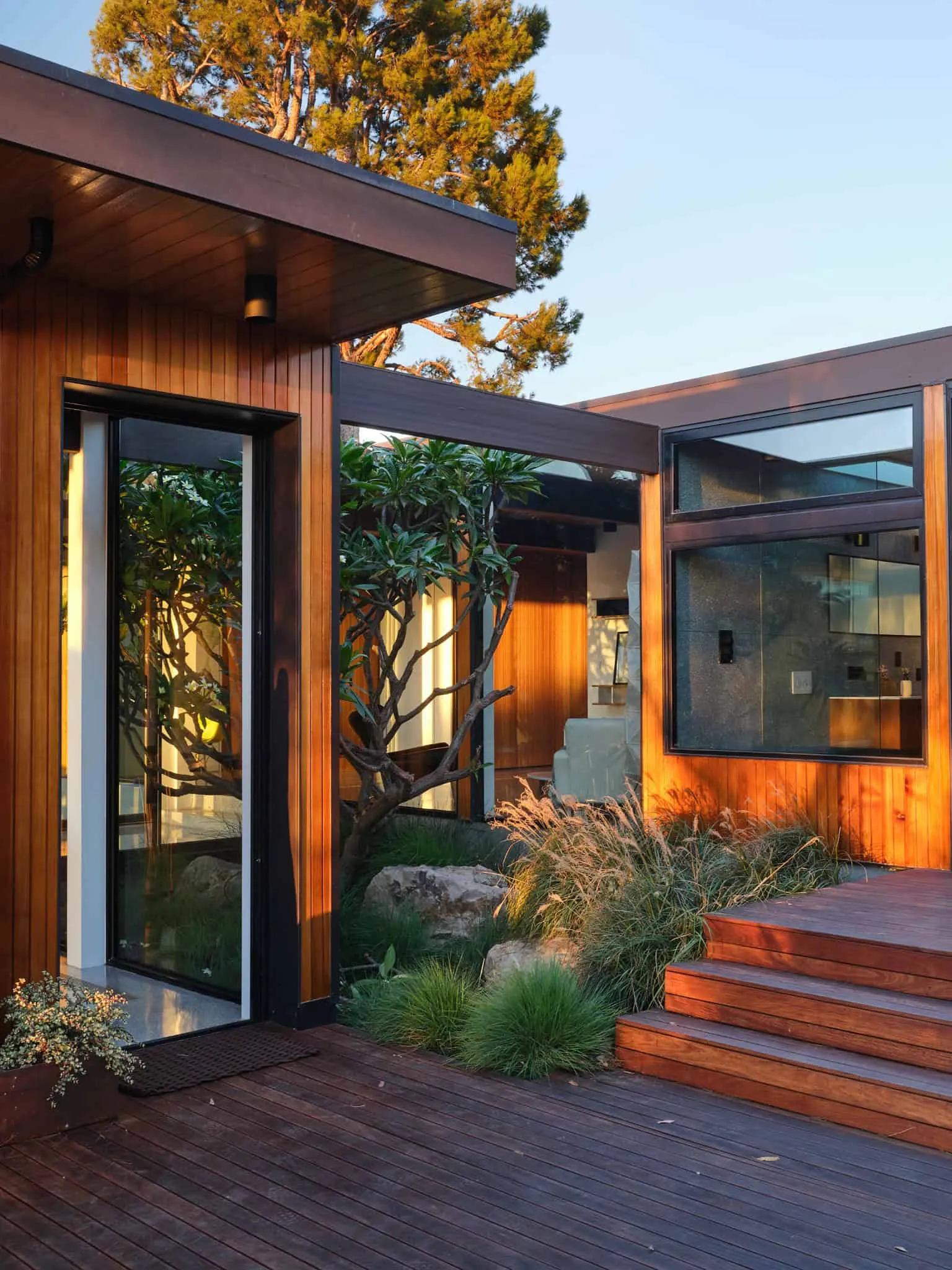 Malibu Glass Box House 住宅入口庭院，Klopf Architecture 设计 – 马拉白，加州