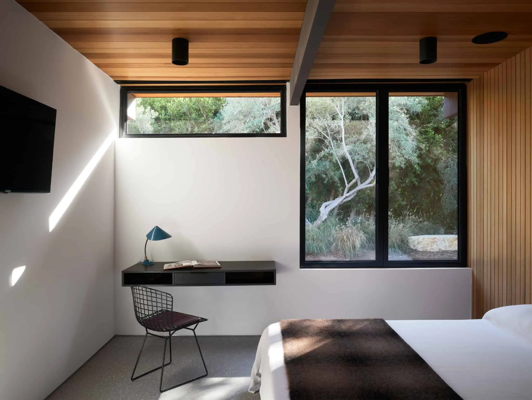 Malibu Glass Box House 卧室办公角落，Klopf Architecture 设计 – 马拉白，加州