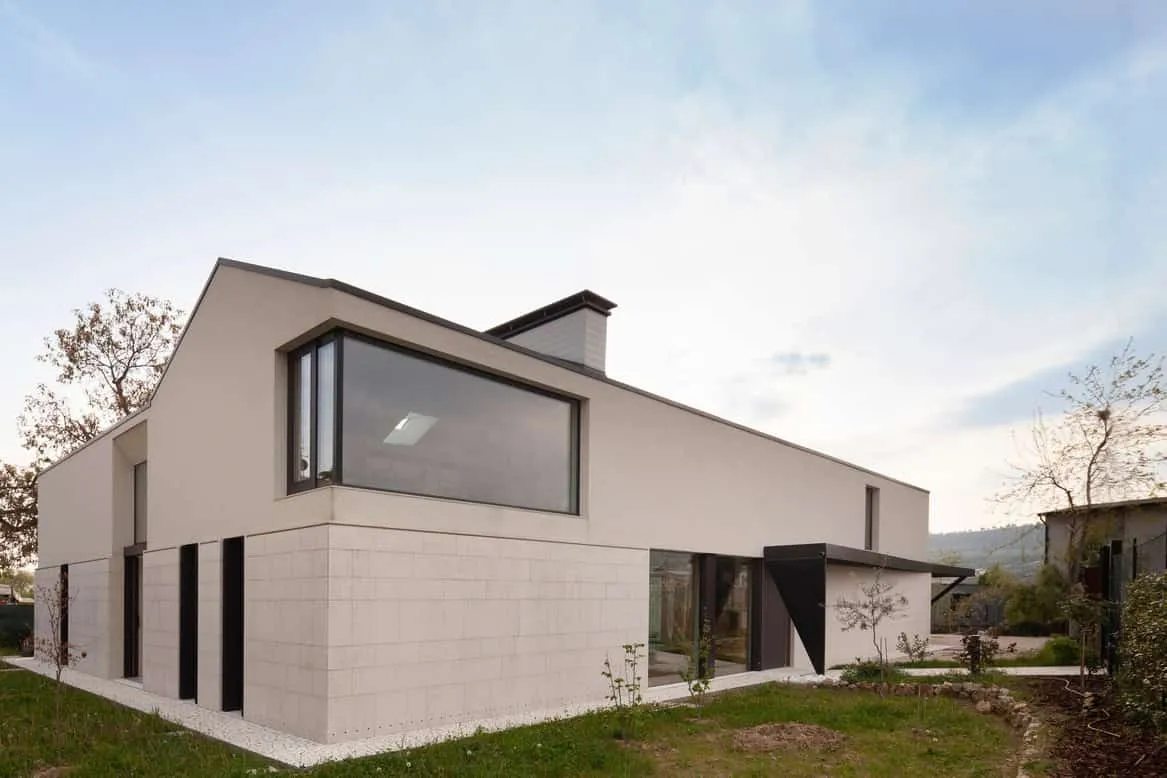 Casa con patio interior en Valpolicella de ABCPLUS Studio, ventana angular en fachada exterior, Verona, Italia