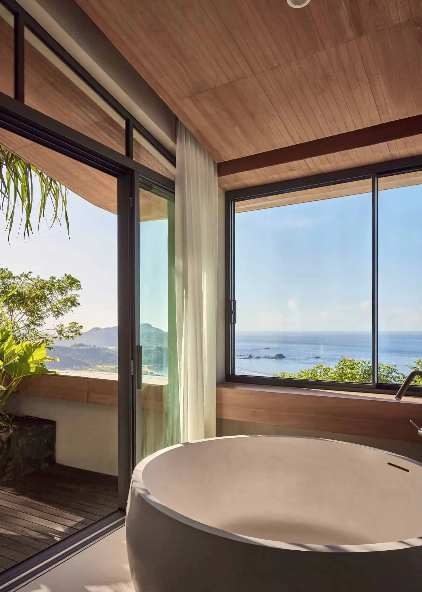 Ванна кімната вілли Боже за Алексисом Дорнієром з вікном, Ломбок, Індонезія