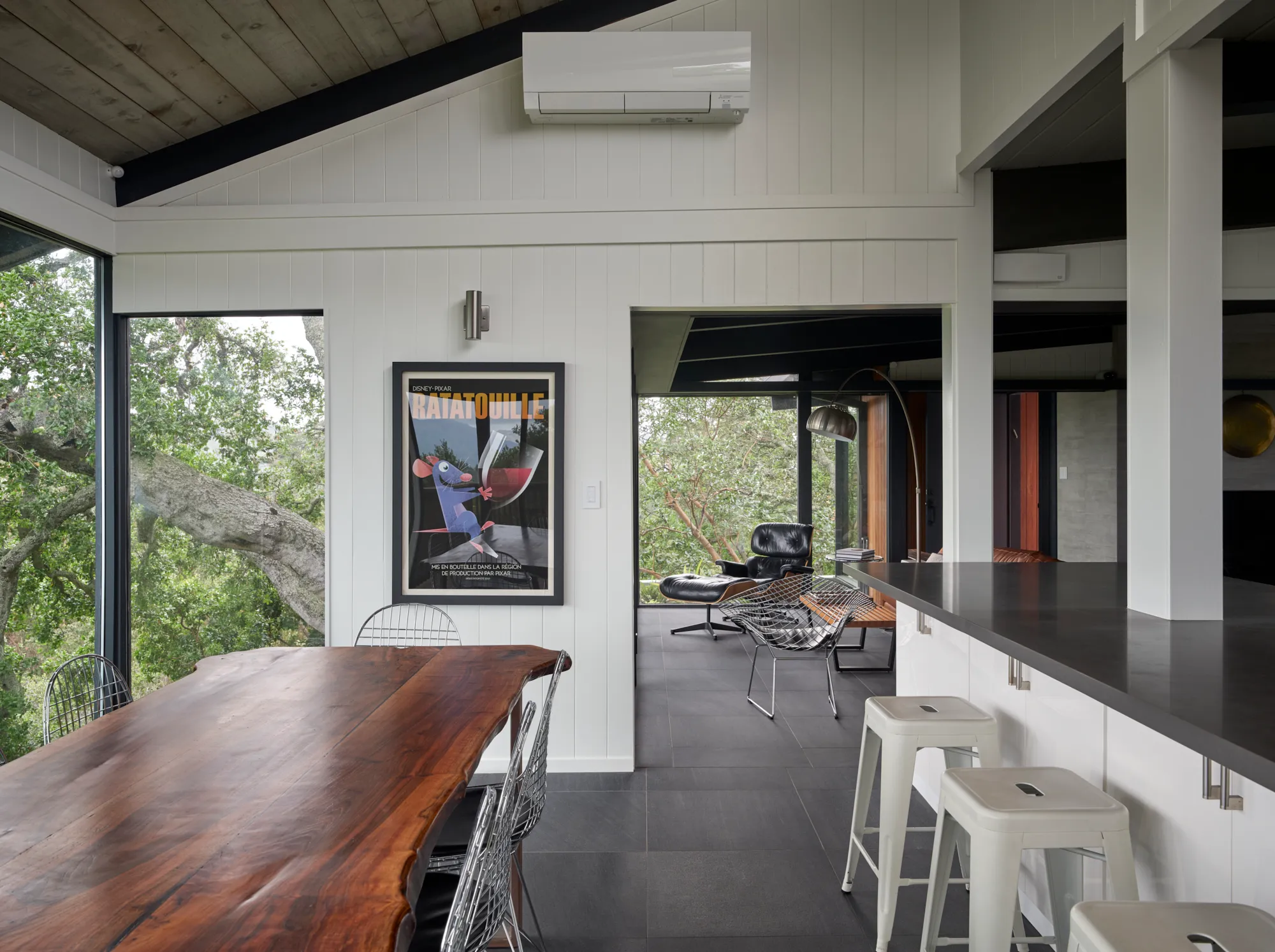 Klopf Architecture翻新mid-century现代风格住宅——开放式的餐厅与厨房布局，奥林达，美国