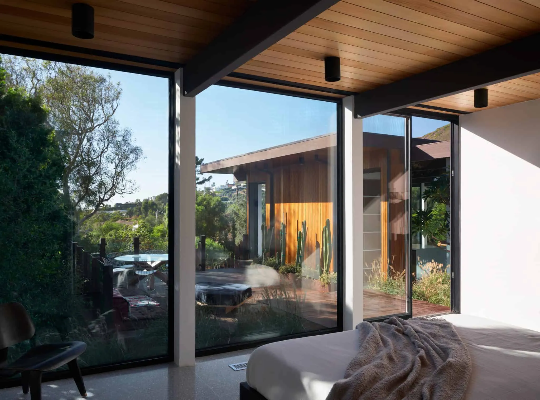 Malibu Glass Box House 卧室庭院视角，Klopf Architecture 设计 – 马拉白，加州
