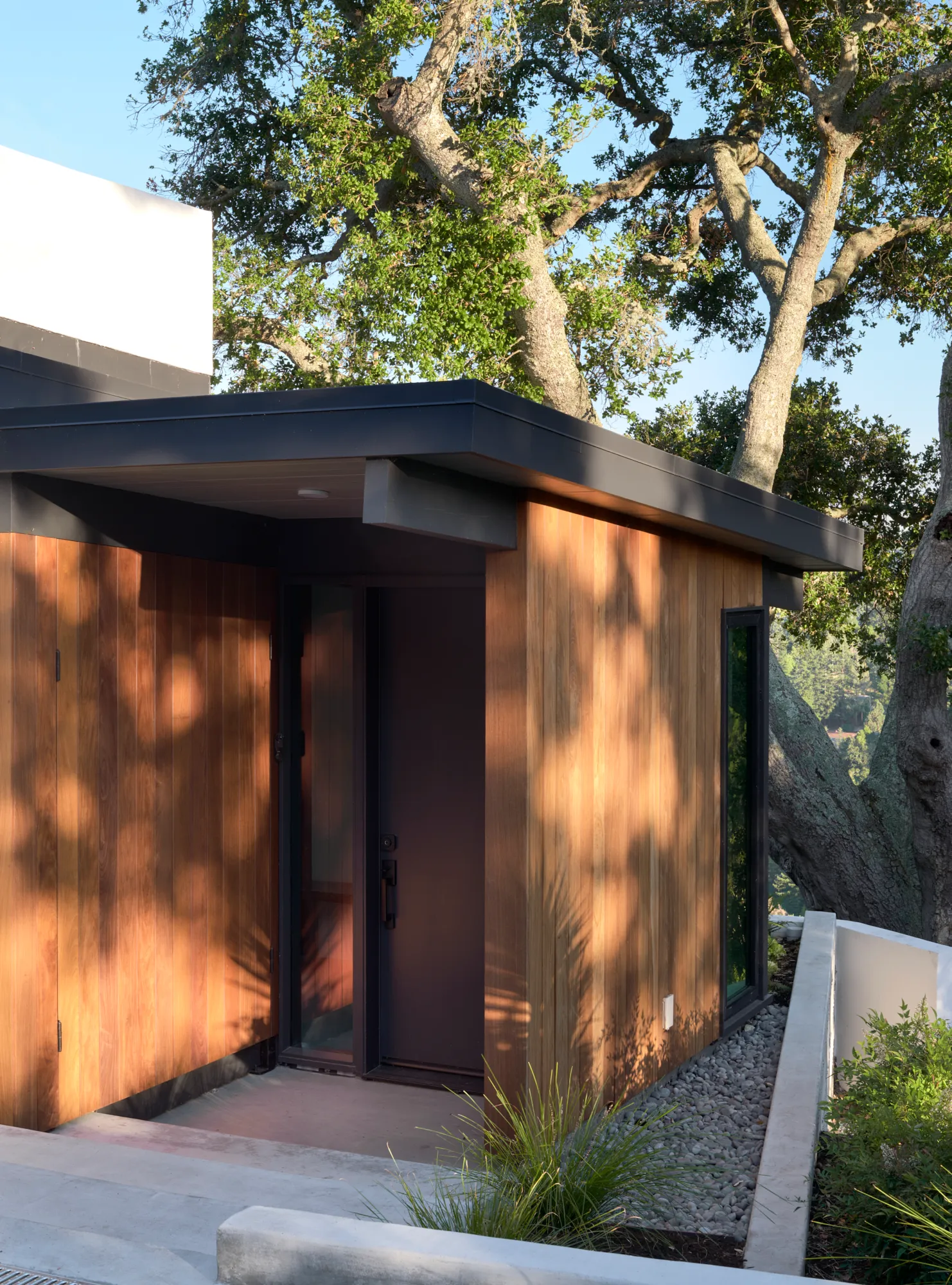 Klopf Architecture翻新mid-century现代风格住宅的入口露台 Klopf Architecture翻新mid-century现代风格住宅——入口露台,奥林达,美国