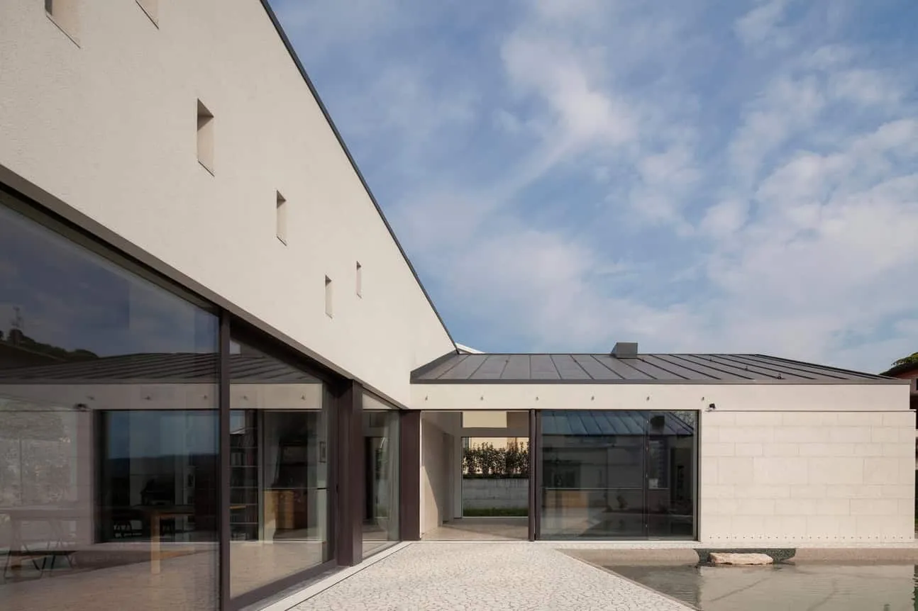 Casa con patio interior en Valpolicella de ABCPLUS Studio, ventanas del patio, Verona, Italia