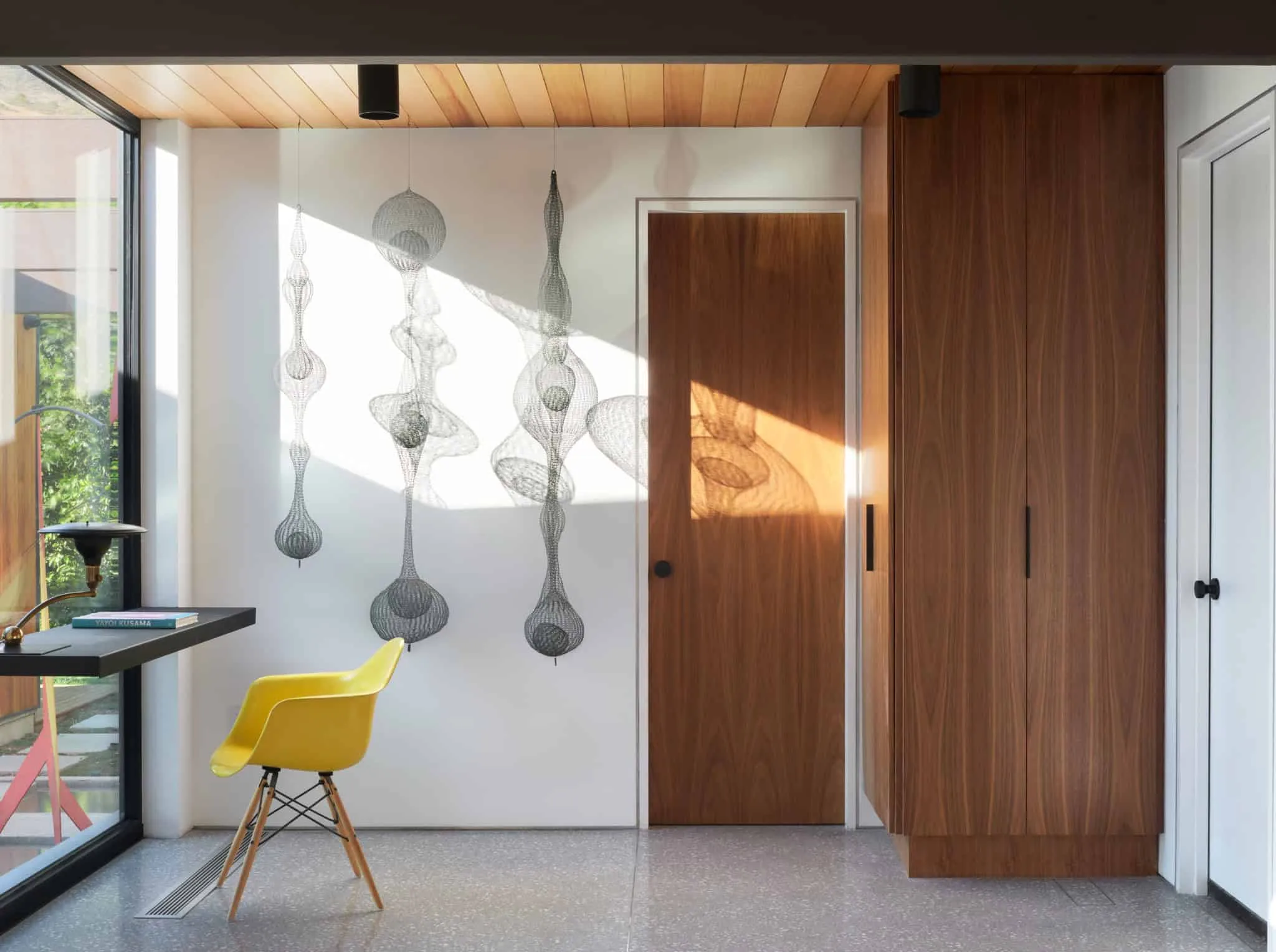 Malibu Glass Box House 办公角落与黄色椅子，Klopf Architecture 设计 – 马拉白，加州