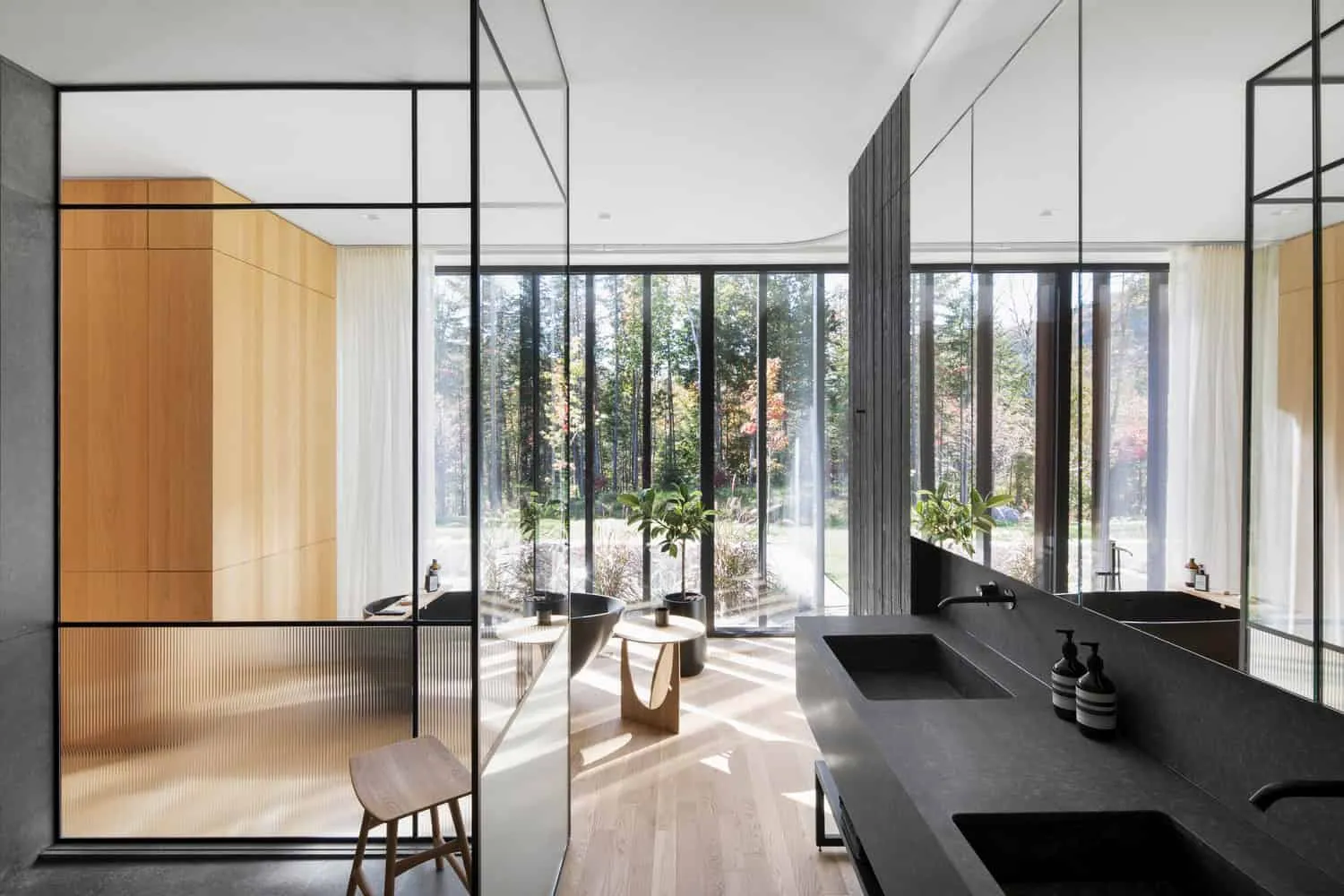 Spacious dining room of the La Baie de l'Ours house