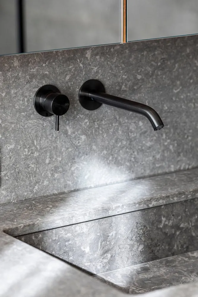 Modern bathroom of the La Baie de l'Ours house