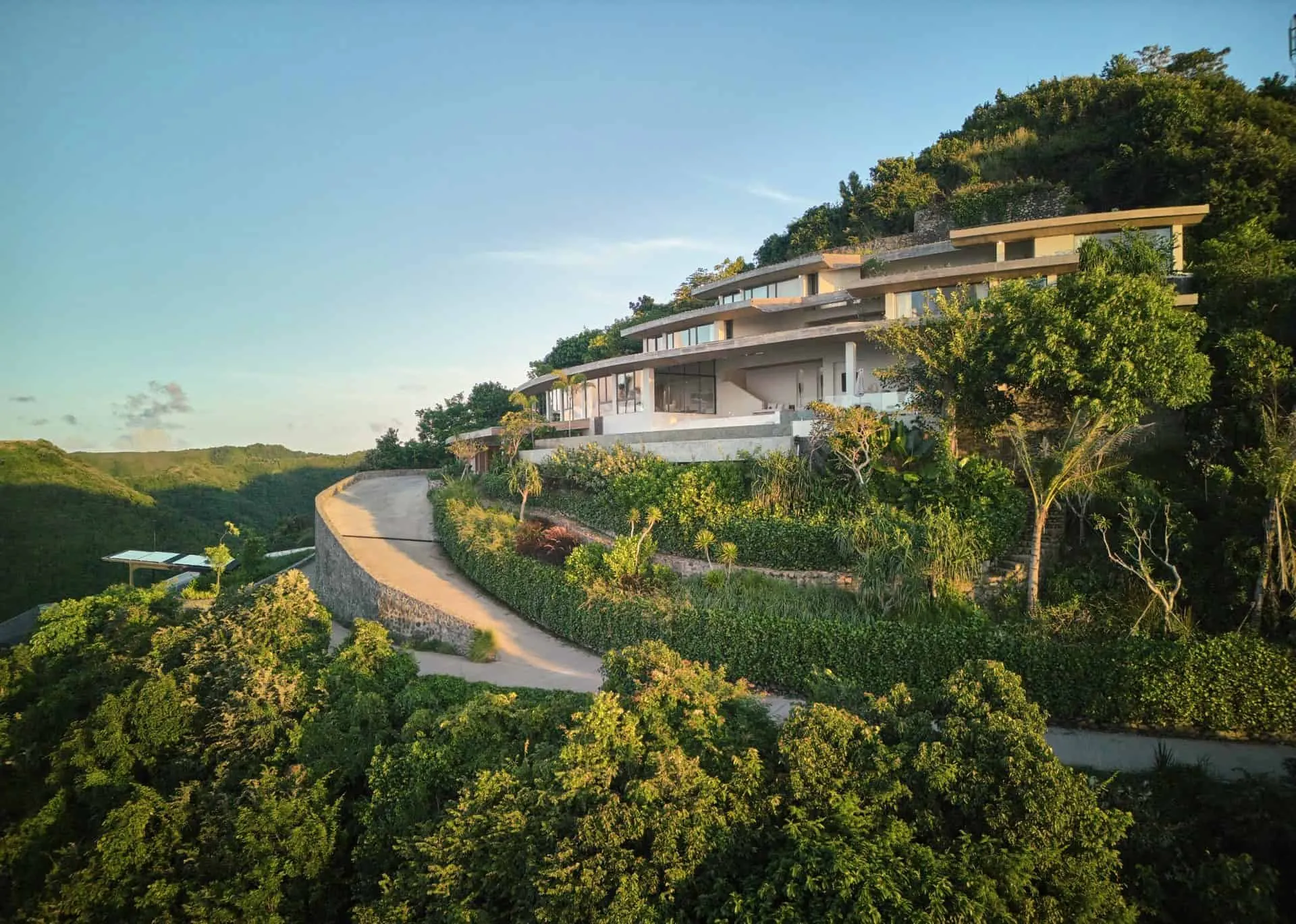 Вид на під’їзну дорогу вілли Боже за Алексисом Дорнієром, Ломбок, Індонезія