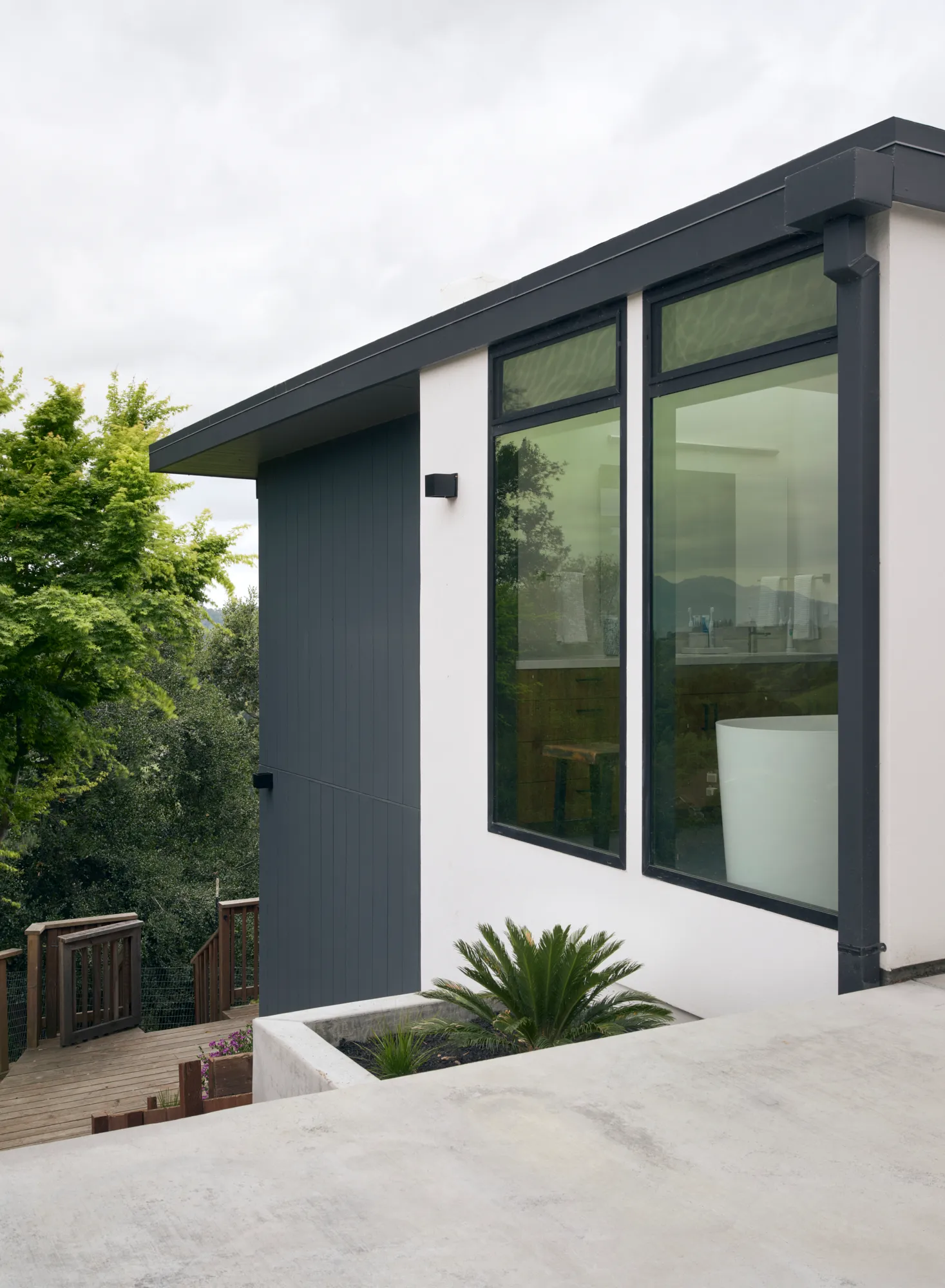 Klopf Architecture翻新mid-century现代风格住宅——浴室窗外观，奥林达，美国