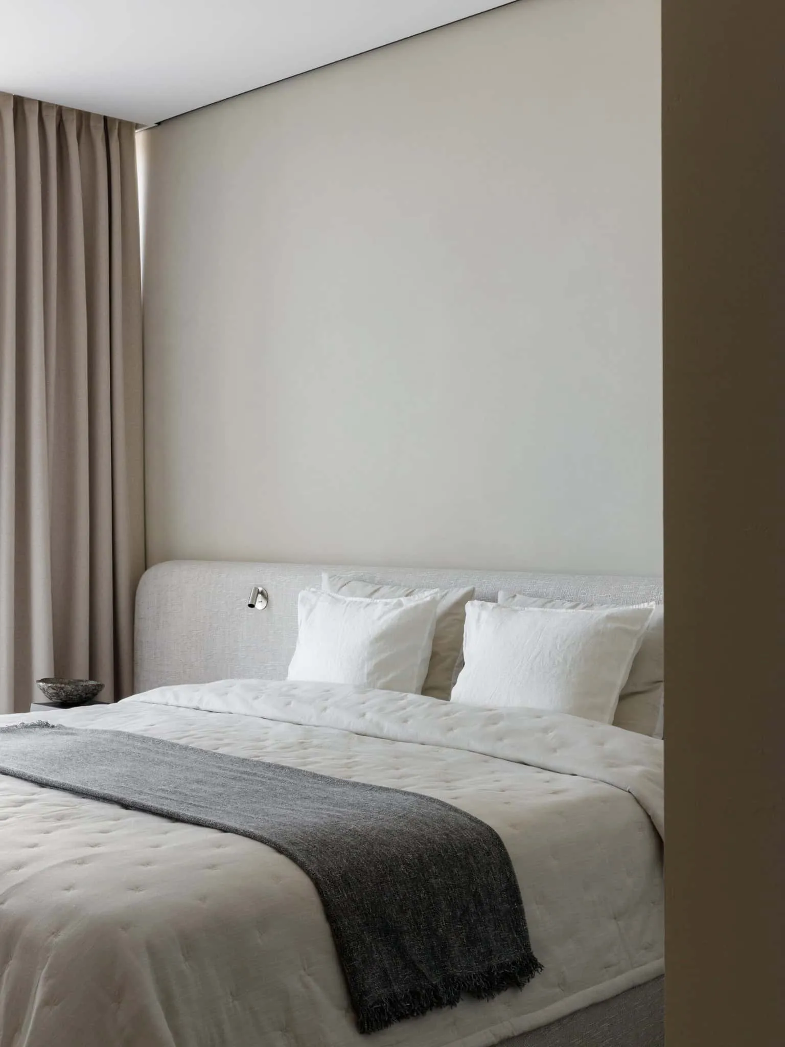 Lesoparkovy apartment — sculptural nightstand by the bed with books, STARIKOVA.ARCHITECTS, Chelyabinsk