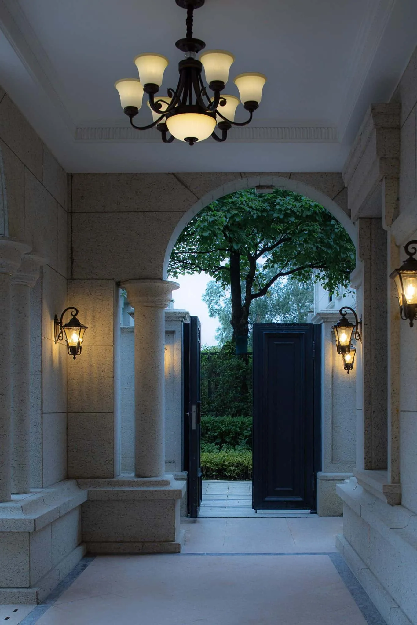 Crepuscule Manor 由 BDSD Boundless Design 设计 —— 东莞拱形花园走廊