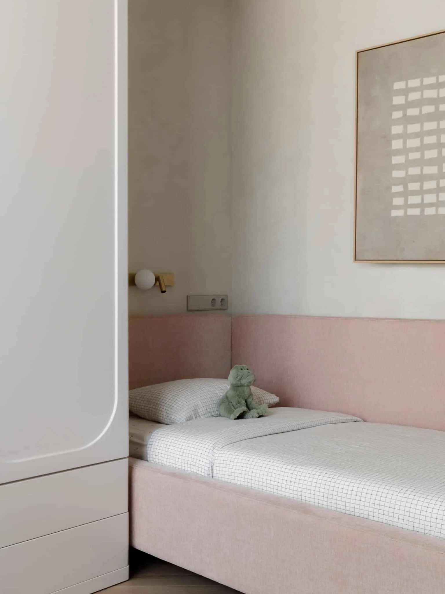 Lesoparkovy apartment — pink bed with plush frog and wall lamp, STARIKOVA.ARCHITECTS, Chelyabinsk
