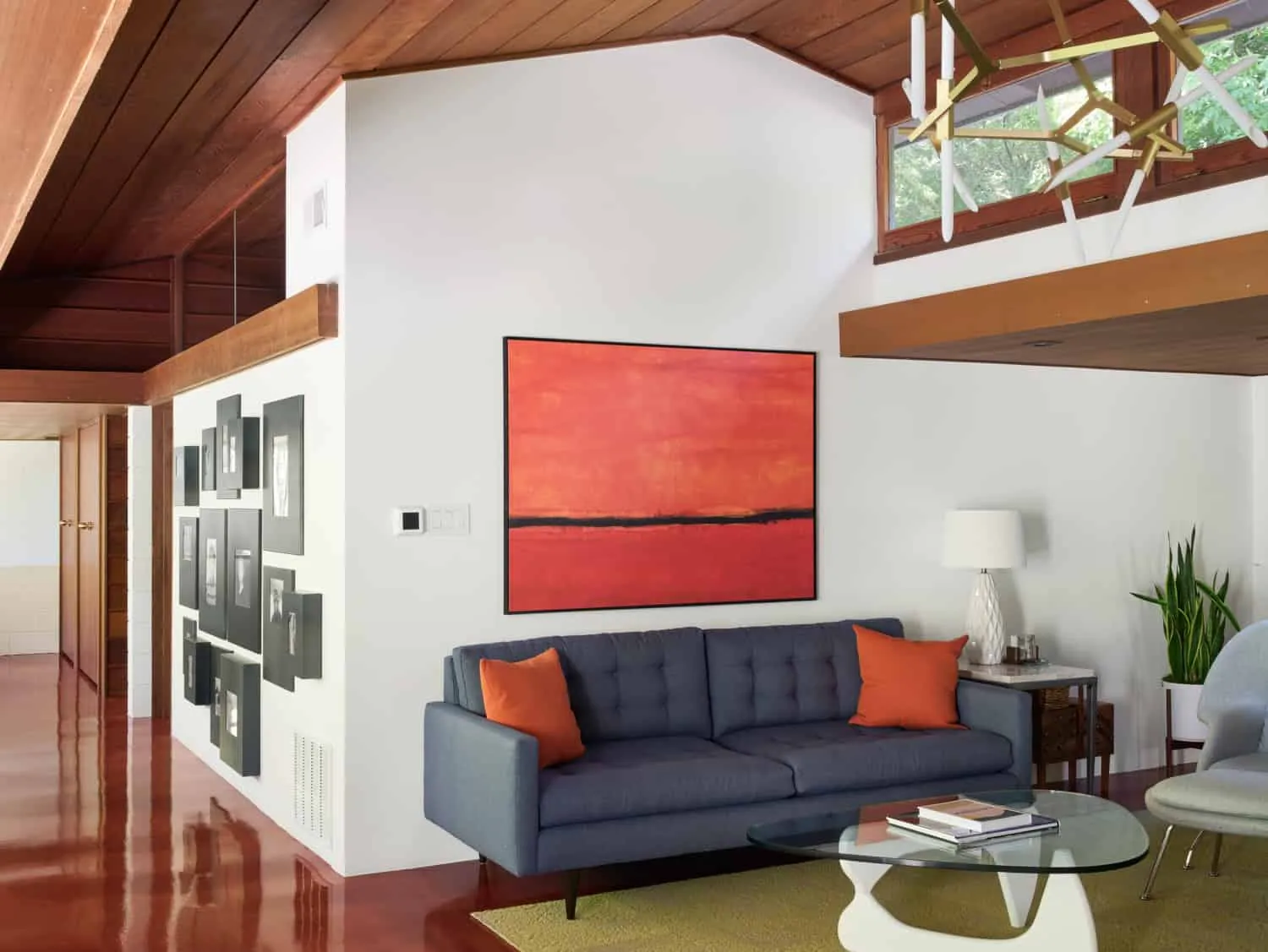 奥洛夫·达尔斯特兰德住宅客厅，配有沙发和橙色画作，由Klopf Architecture设计，奥林达，加利福尼亚州，美国