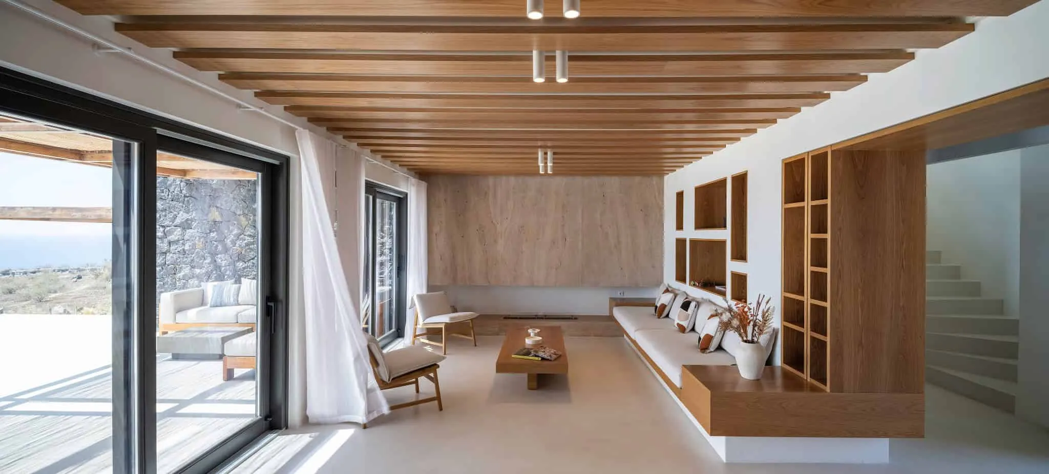 KKMK Architects拍摄的白 magma 房屋客厅木质天花板，圣托里尼