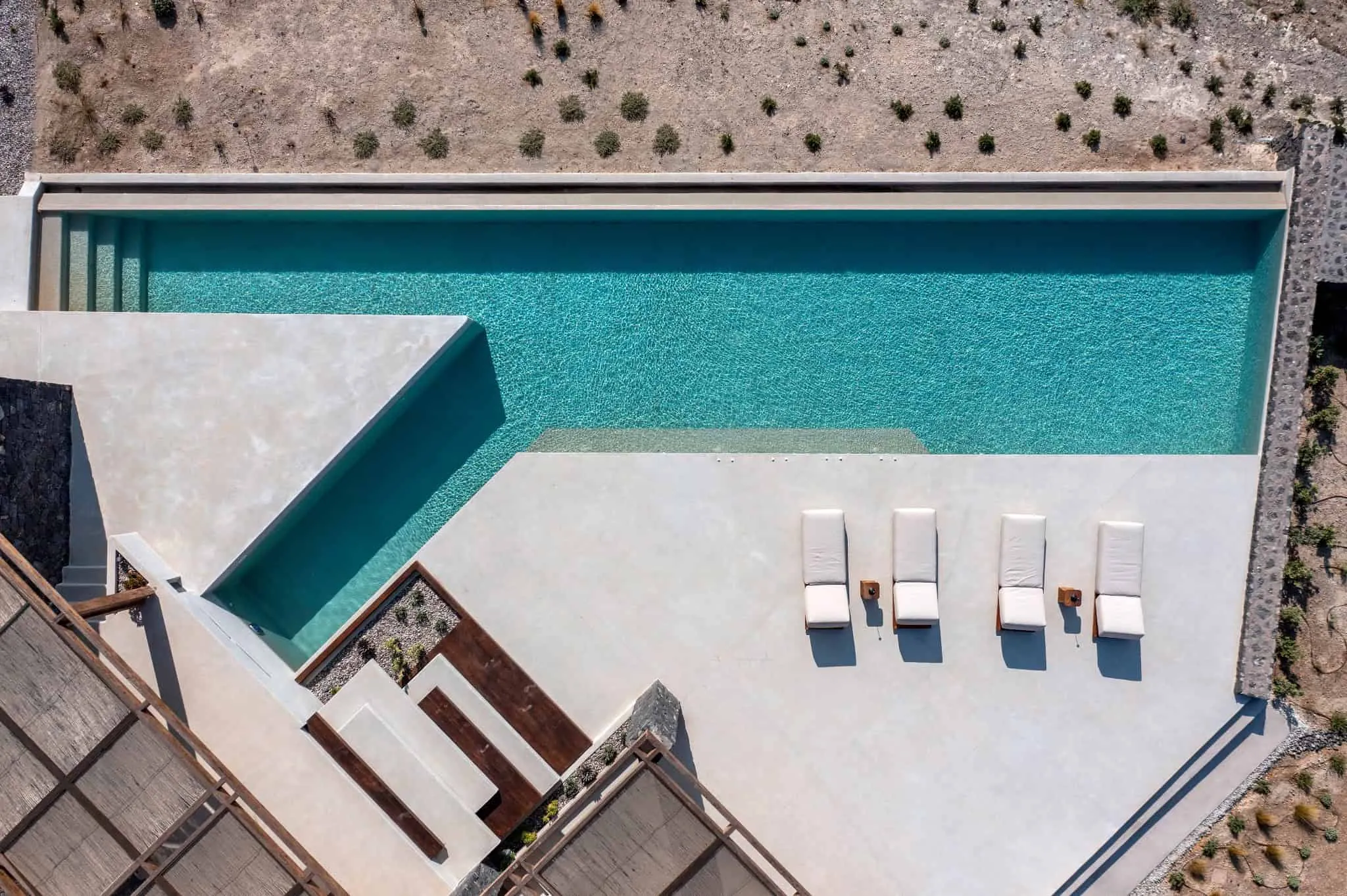 KKMK Architects拍摄的白 magma 房屋泳池俯视图，圣托里尼