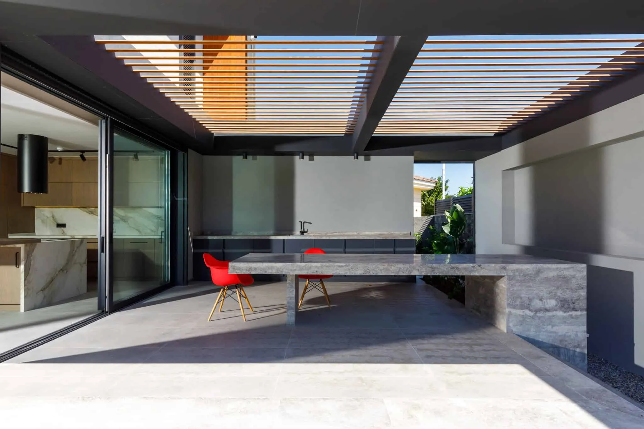 Casa Pendenza outdoor dining pergola by BAD – Başak Akkoyunlu Design, Mamurbaba, Çeşme, İzmir