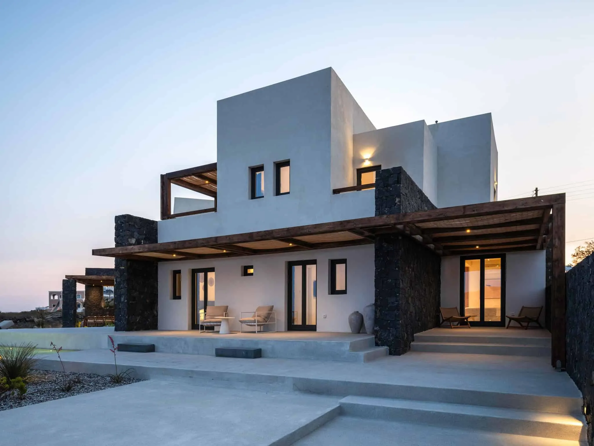 KKMK Architects拍摄的白 magma 房屋日落景观，圣托里尼