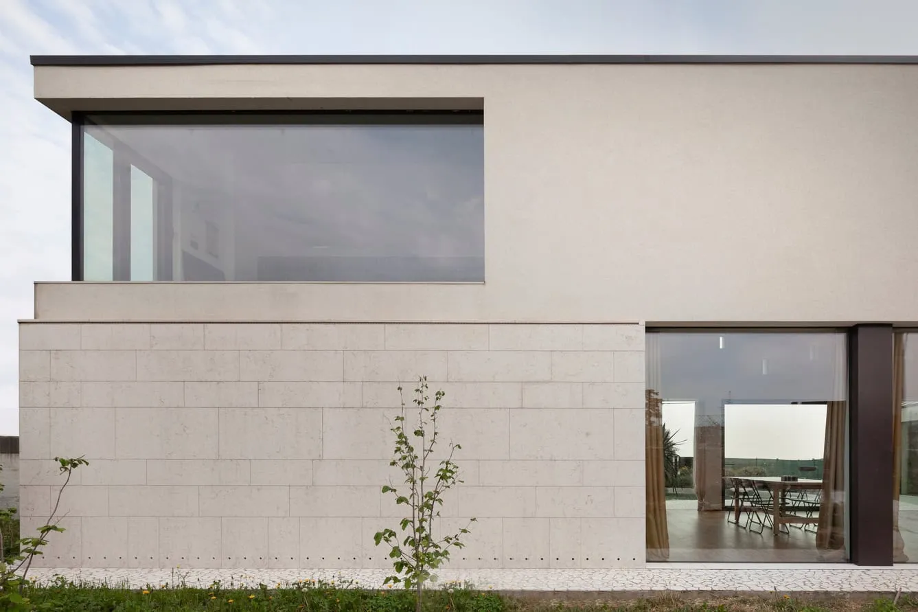 Casa con patio interior en Valpolicella de ABCPLUS Studio, vista lateral, Verona, Italia