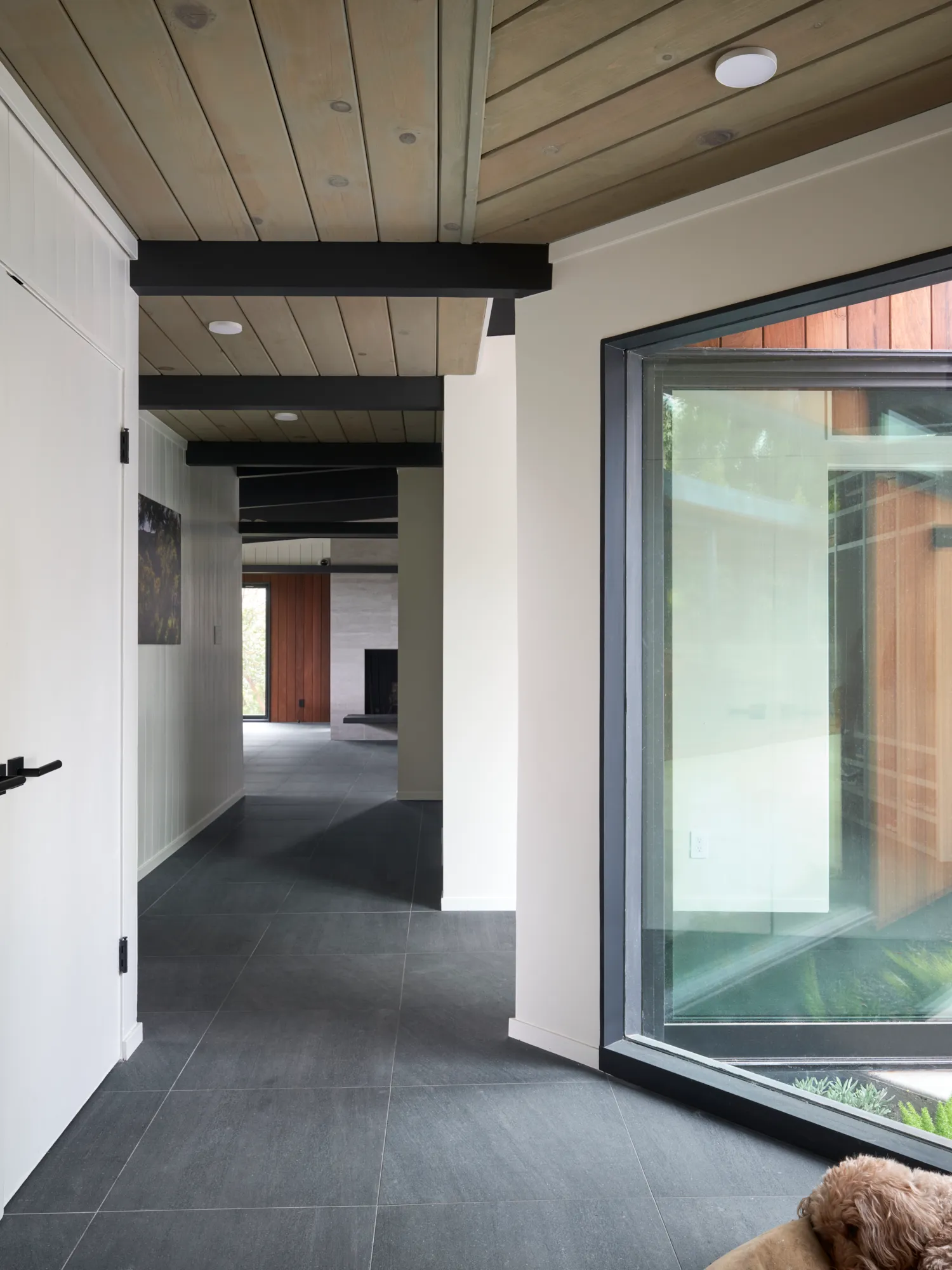 Klopf Architecture翻新mid-century现代风格住宅——带玻璃转角窗的走廊，奥林达，美国