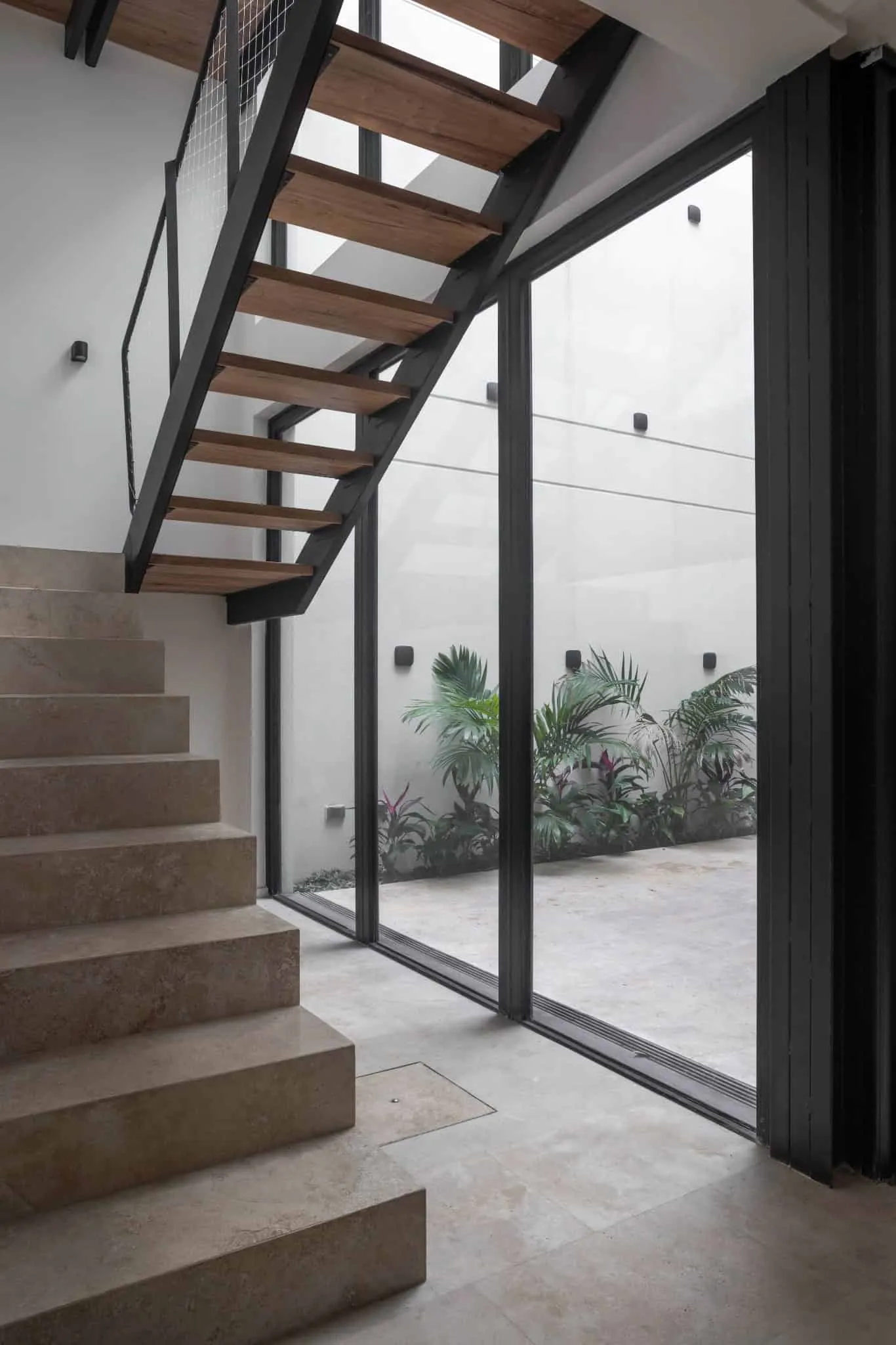 OADD Arquitectos设计的曼努э拉·佩德拉斯住宅——玻璃庭院旁楼梯，乌尔基萨区，布宜诺斯艾利斯