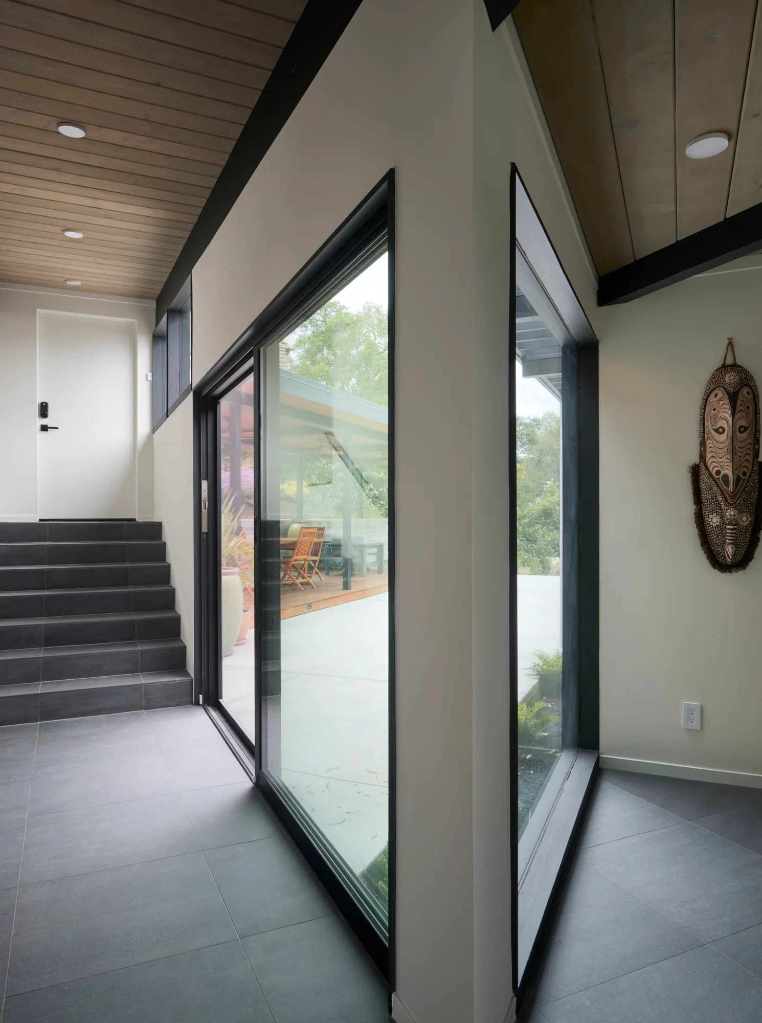 Klopf Architecture翻新mid-century现代风格住宅——玻璃墙走廊，奥林达，美国