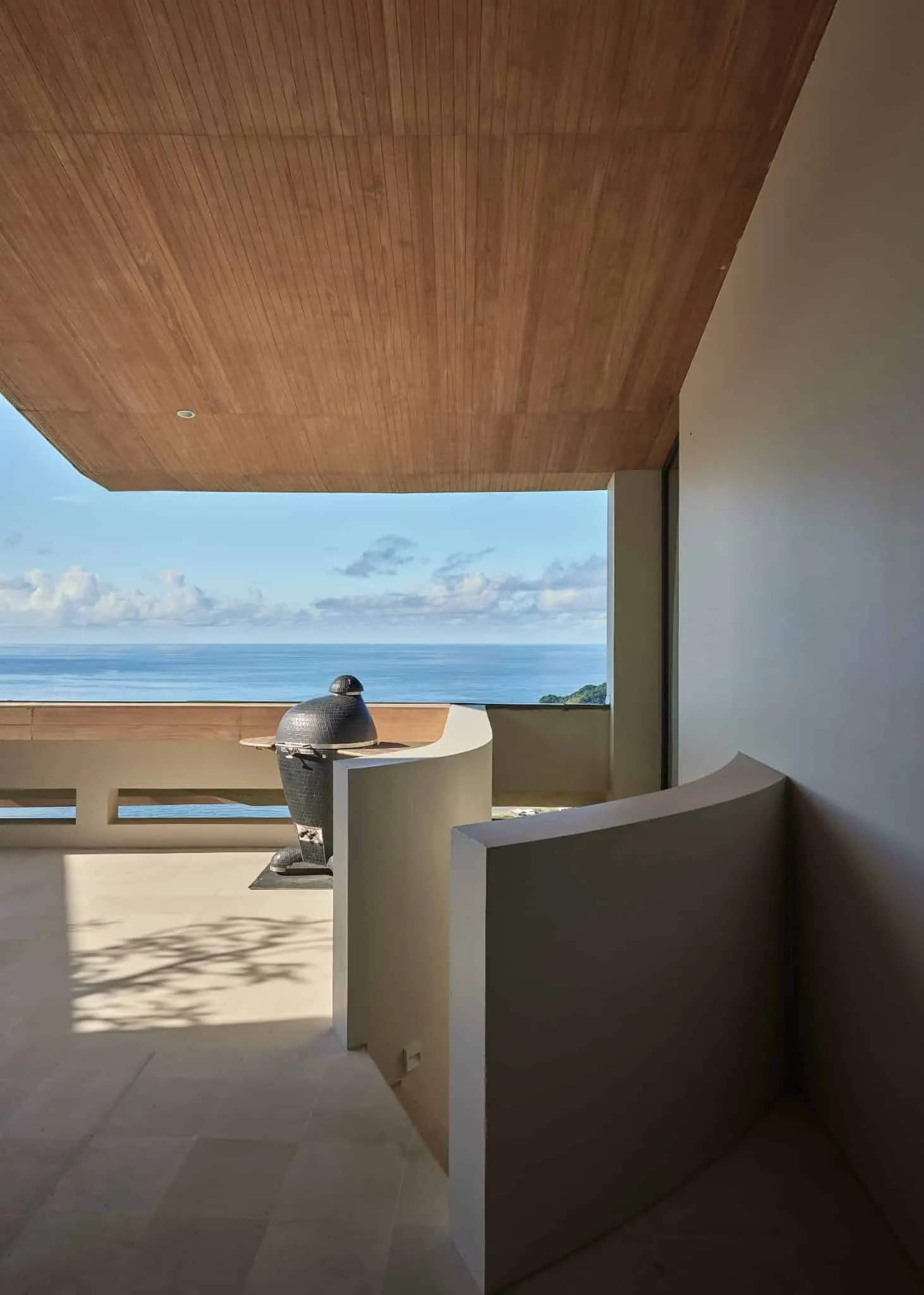 Кругла тераса вілли Боже за Алексисом Дорнієром з океанським видом, Ломбок, Індонезія