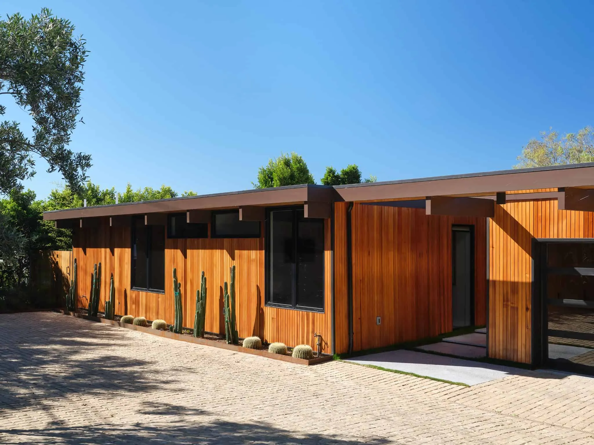 Malibu Glass Box House 住宅入口立面角落，Klopf Architecture 设计 – 马拉白，加州