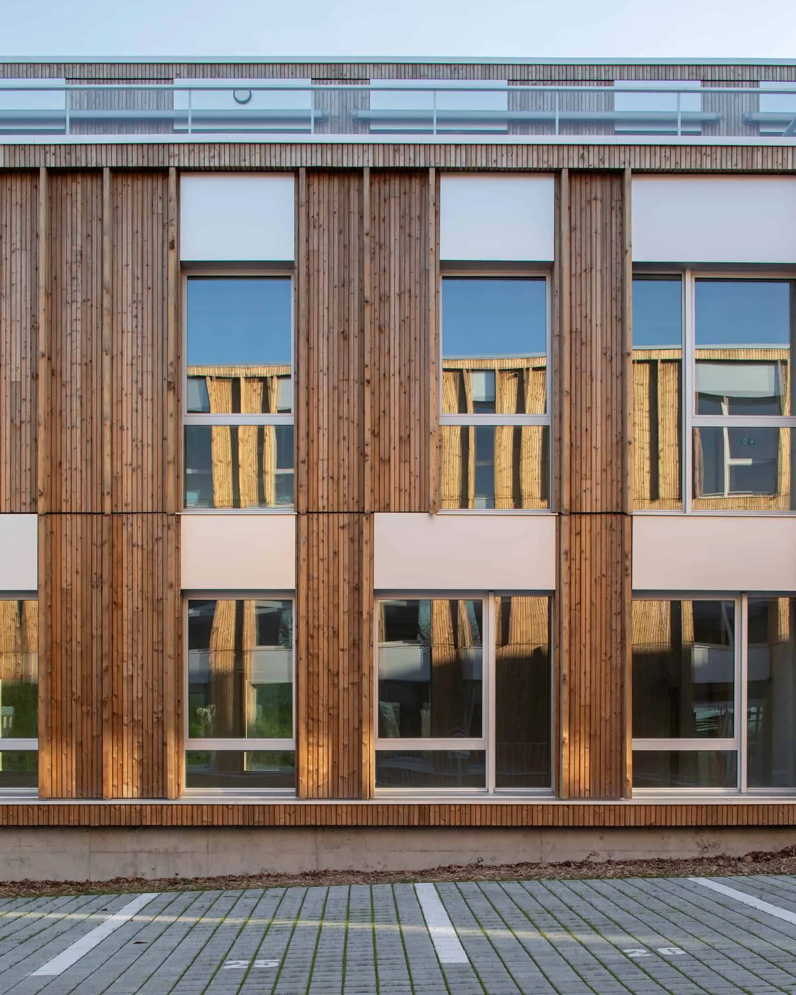 Le Chemin du Bois Harel от ALTA Architectes — Отражения окон, Ренн / Сен-Жак де ла-Ланд, Франция