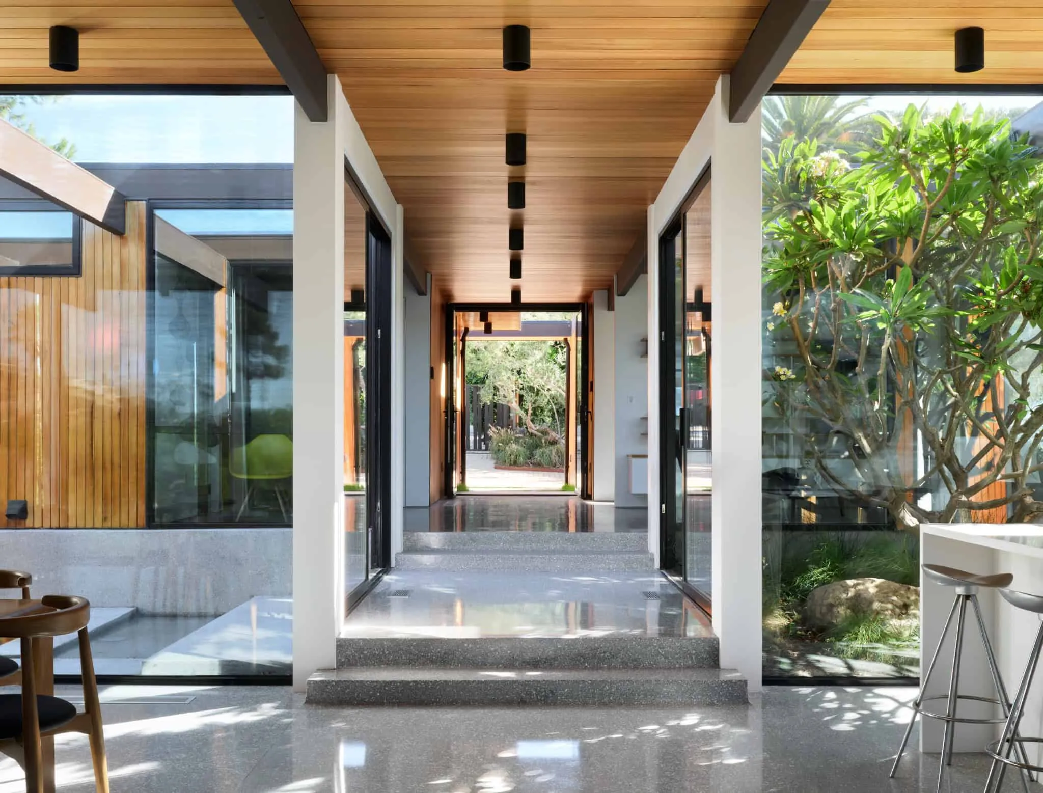 Malibu Glass Box House 走廊楼梯轴线，Klopf Architecture 设计 – 马拉白，加州