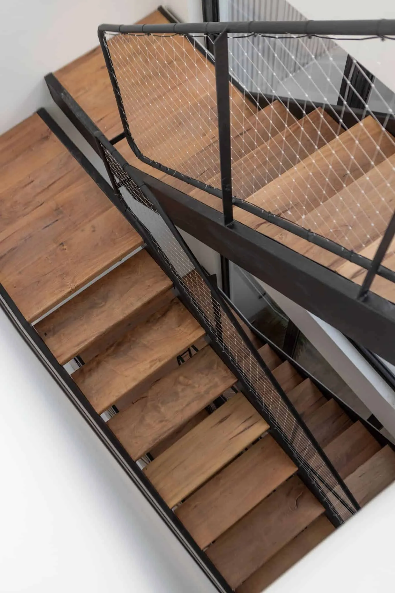 OADD Arquitectos设计的曼努э拉·佩德拉斯住宅——木制楼梯俯视图，乌尔基萨区，布宜诺斯艾利斯