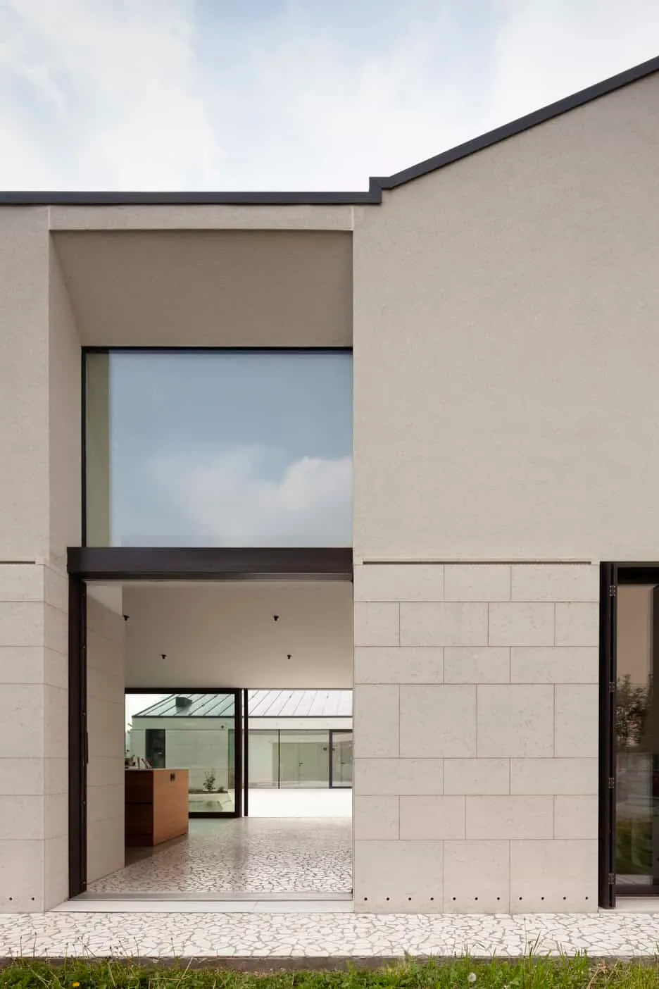 Casa con patio interior en Valpolicella de ABCPLUS Studio, arco de entrada, Verona, Italia