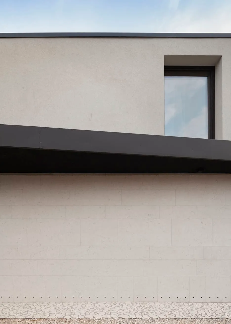 Casa con patio interior en Valpolicella de ABCPLUS Studio, detalles de la cubierta, Verona, Italia