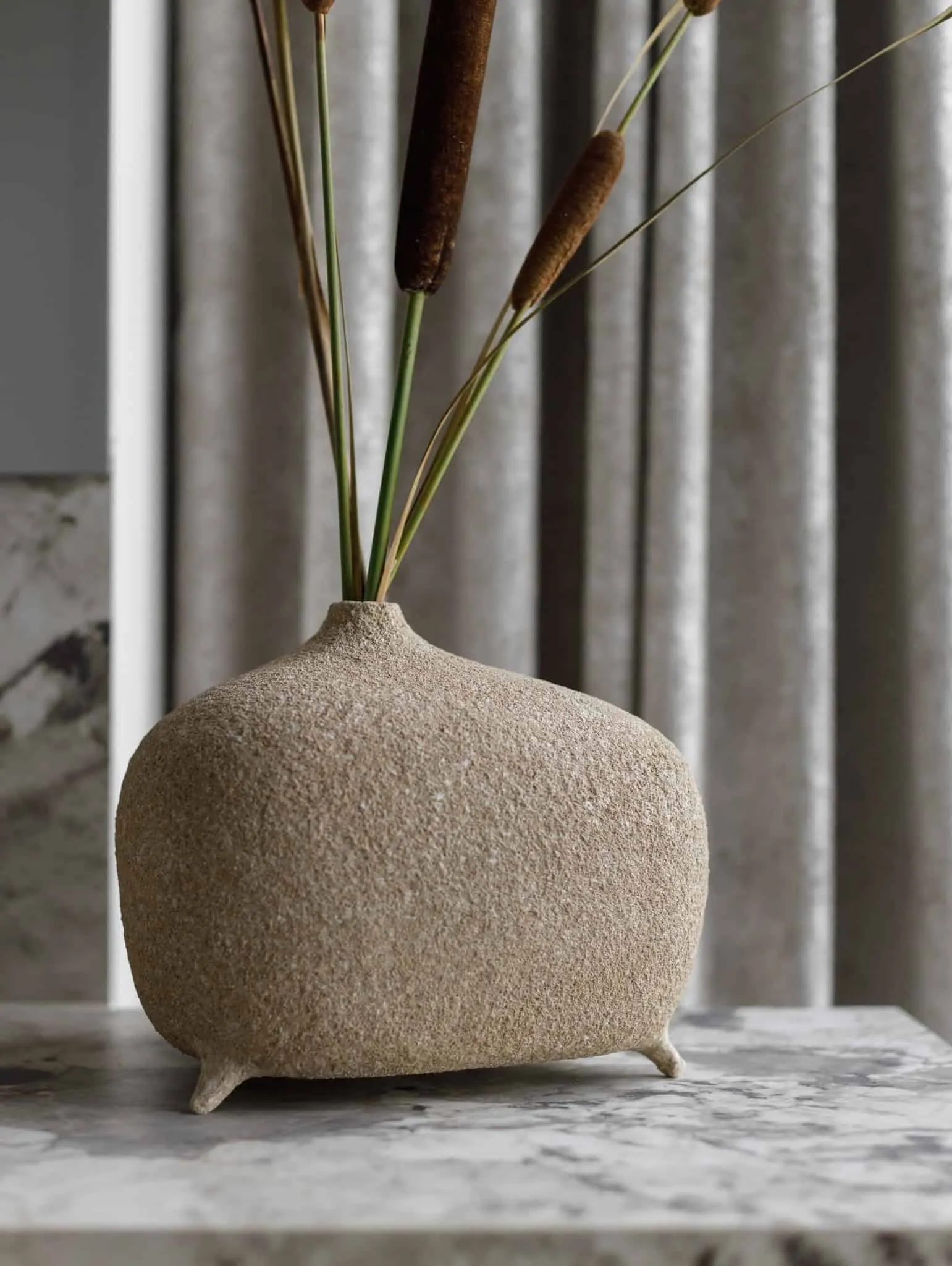 尤莉亚·斯塔里科娃私人大理石台面花瓶