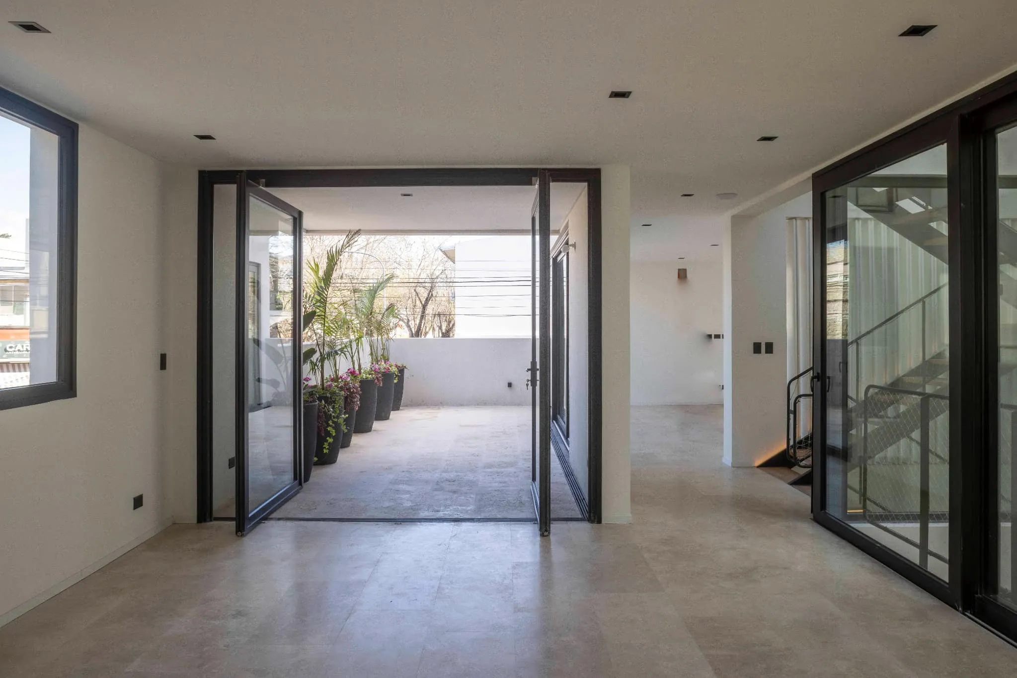 OADD Arquitectos设计的曼努э拉·佩德拉斯住宅——带花盆和门槛的露台，乌尔基萨区，布宜诺斯艾利斯