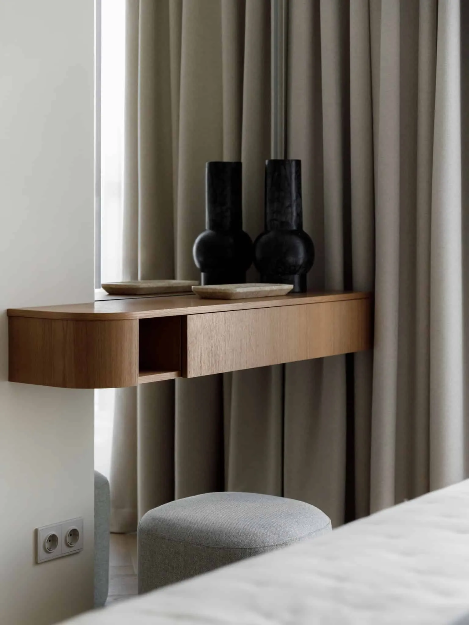 Lesoparkovy apartment — floating bathroom with vases and stool, STARIKOVA.ARCHITECTS, Chelyabinsk