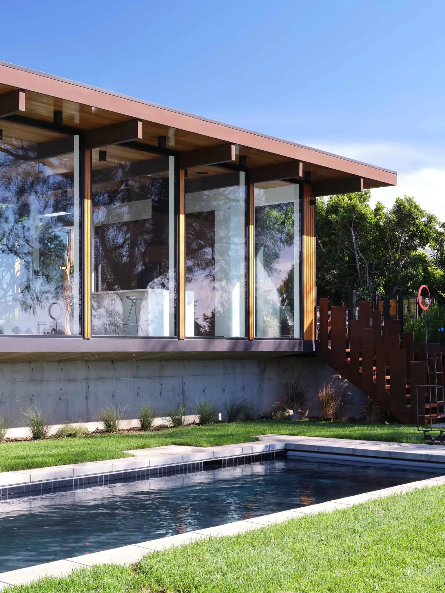 Malibu Glass Box House 住宅泳池立面全景，Klopf Architecture 设计 – 马拉白，加州