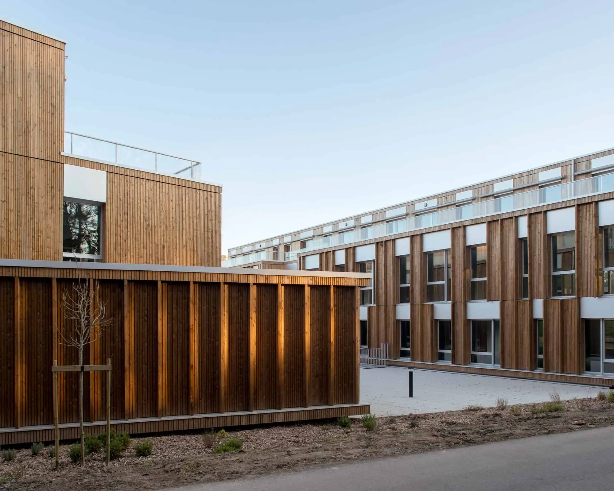 Le Chemin du Bois Harel от ALTA Architectes — Вид на угол дворового пространства, Ренн / Сен-Жак де ла-Ланд, Франция