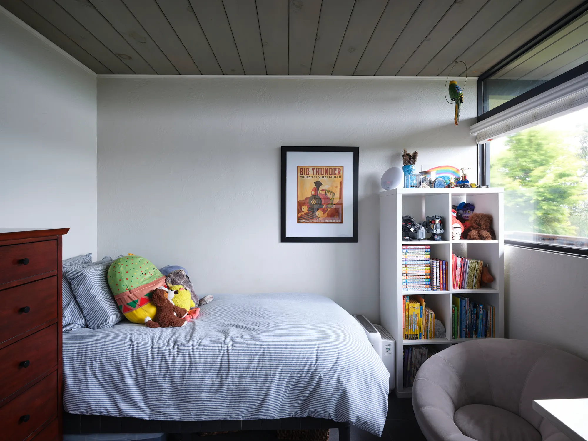 Klopf Architecture翻新mid-century现代风格住宅——带玩具的儿童房，奥林达，美国