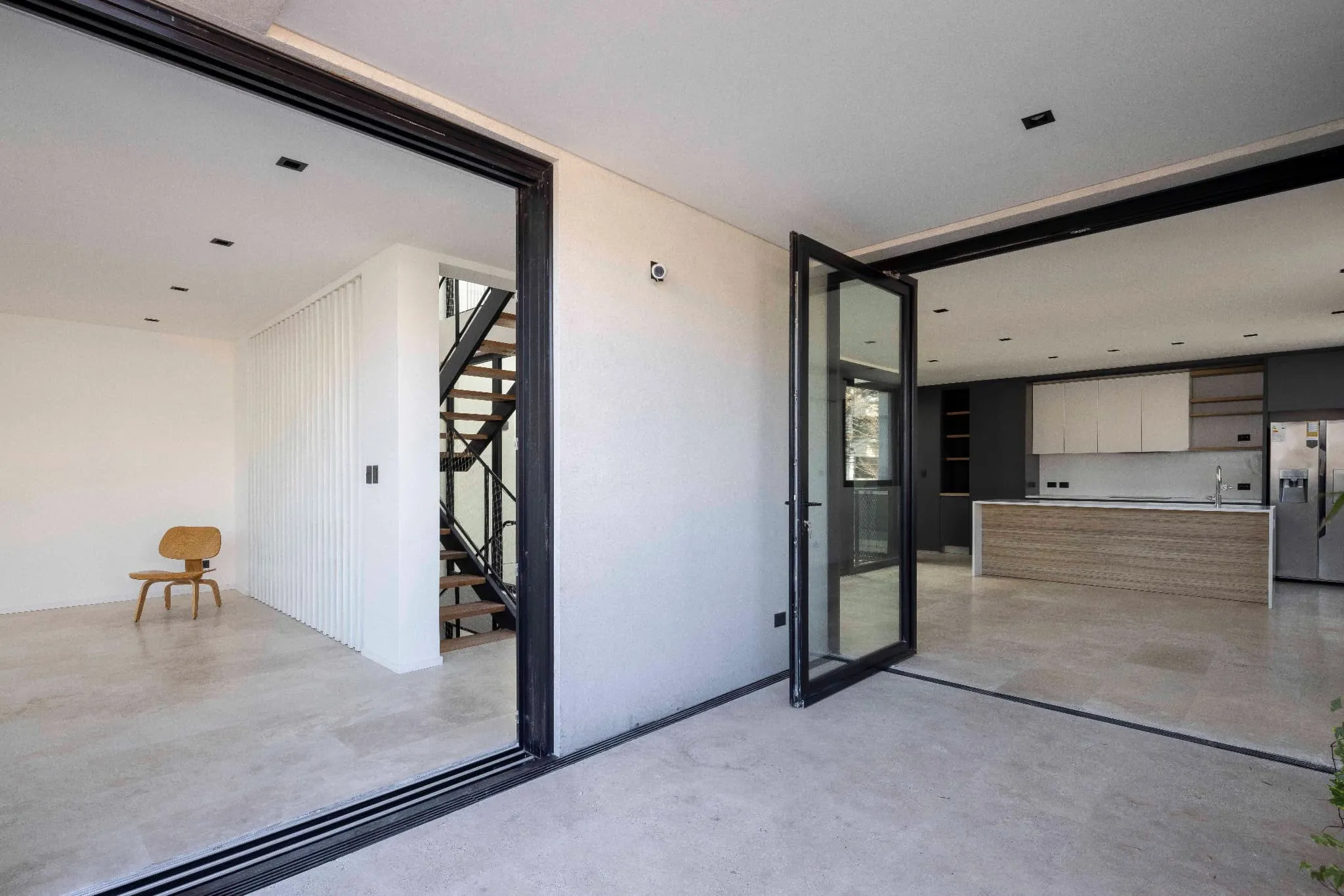 OADD Arquitectos设计的曼努э拉·佩德拉斯住宅——客厅与厨房朝向露台开放，乌尔基萨区，布宜诺斯艾利斯