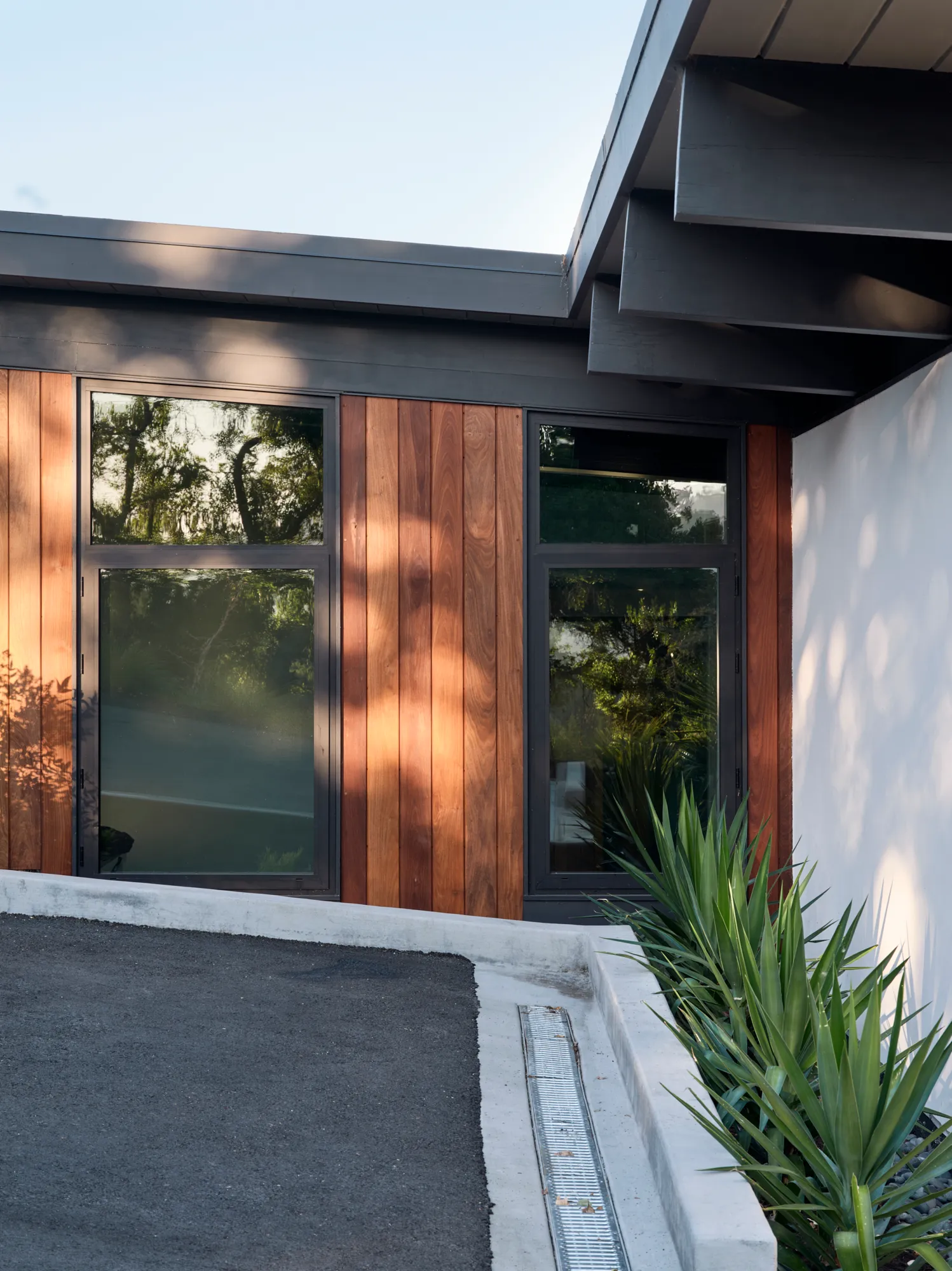 Klopf Architecture翻新mid-century现代风格住宅——高窗立面，奥林达，美国