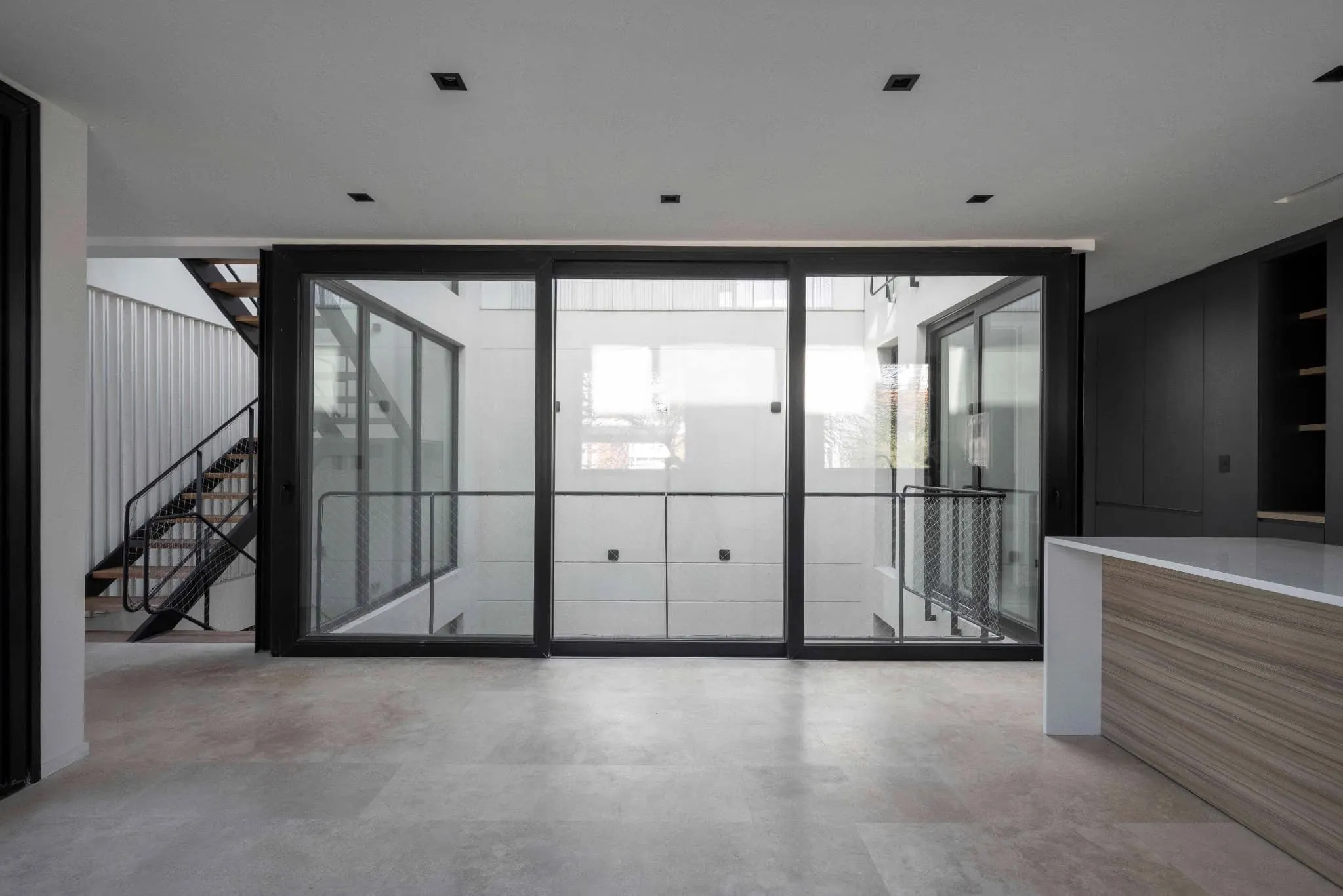 OADD Arquitectos设计的曼努э拉·佩德拉斯住宅——庭院玻璃内部视角，乌尔基萨区，布宜诺斯艾利斯