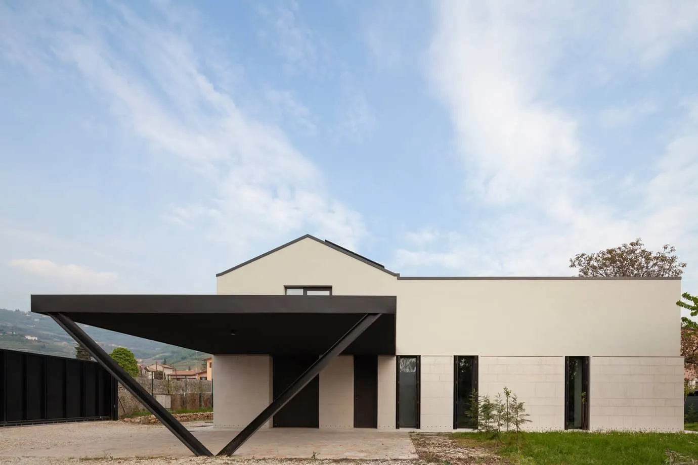 Casa con patio interior en Valpolicella de ABCPLUS Studio, estacionamiento callejero, Verona, Italia