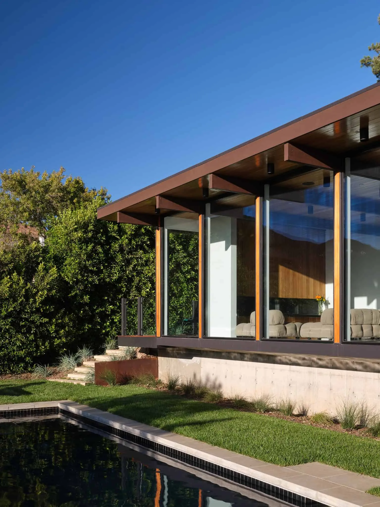 Malibu Glass Box House 住宅泳池立面，Klopf Architecture 设计 – 马拉白，加州