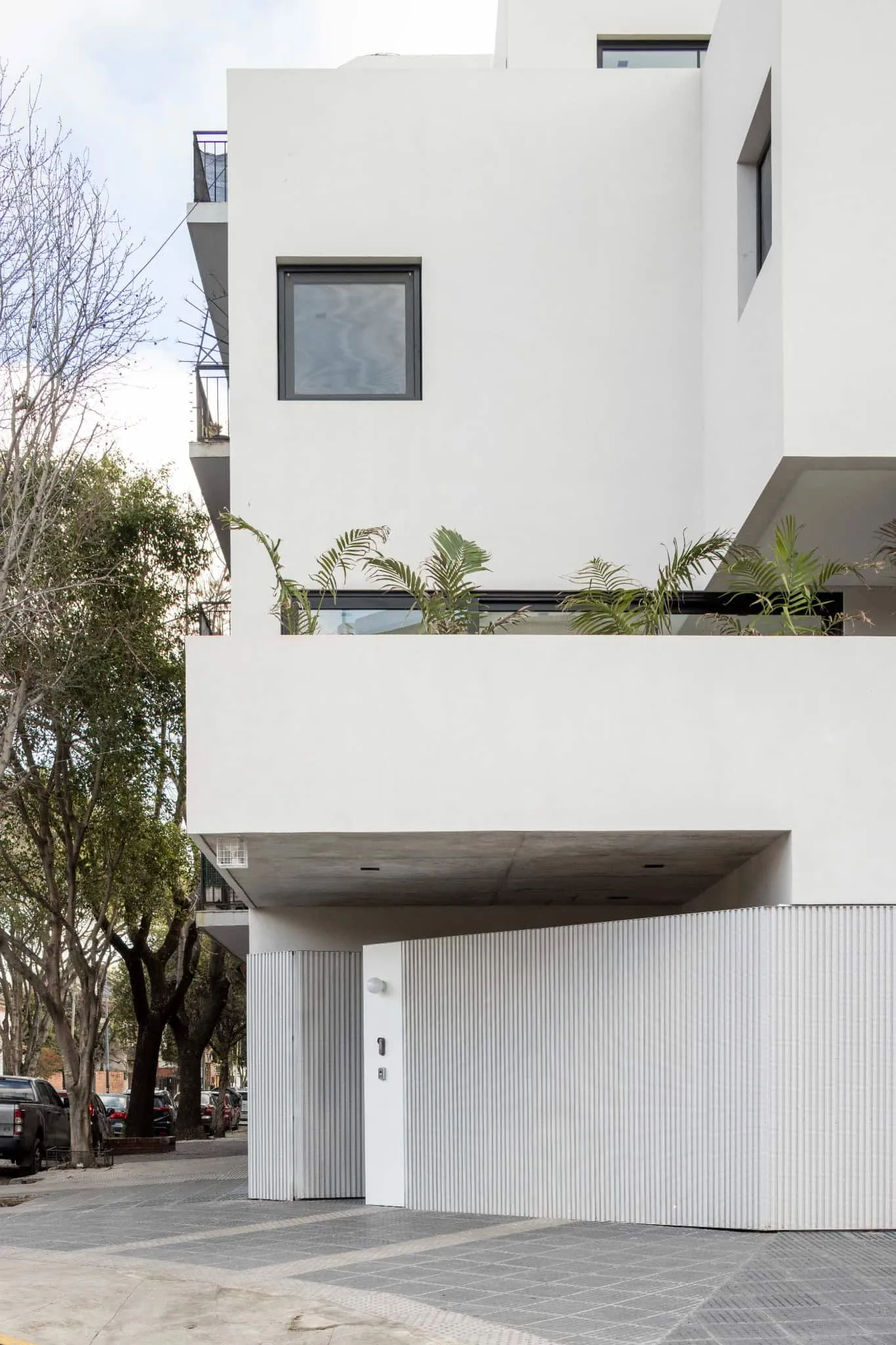 OADD Arquitectos设计的曼努埃拉·佩德拉斯住宅——带阳台的转角入口，乌尔基萨区，布宜诺斯艾利斯